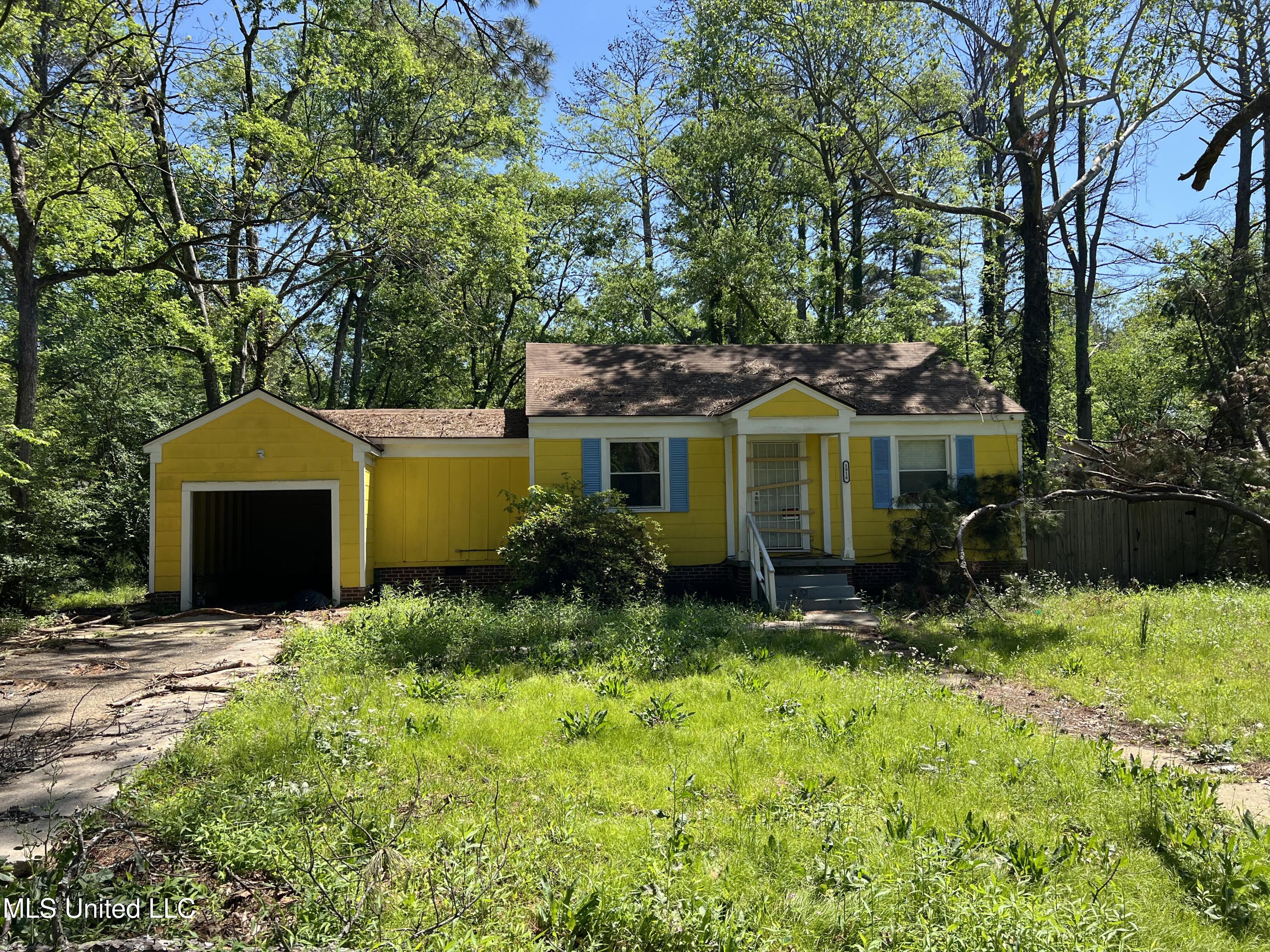 1918 East Drive Property Photo 1