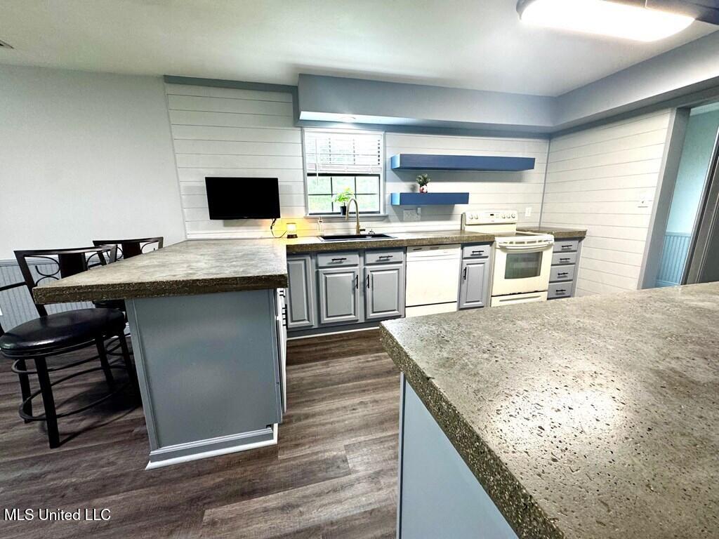 3099 Longfellow Drive Property Photo 9