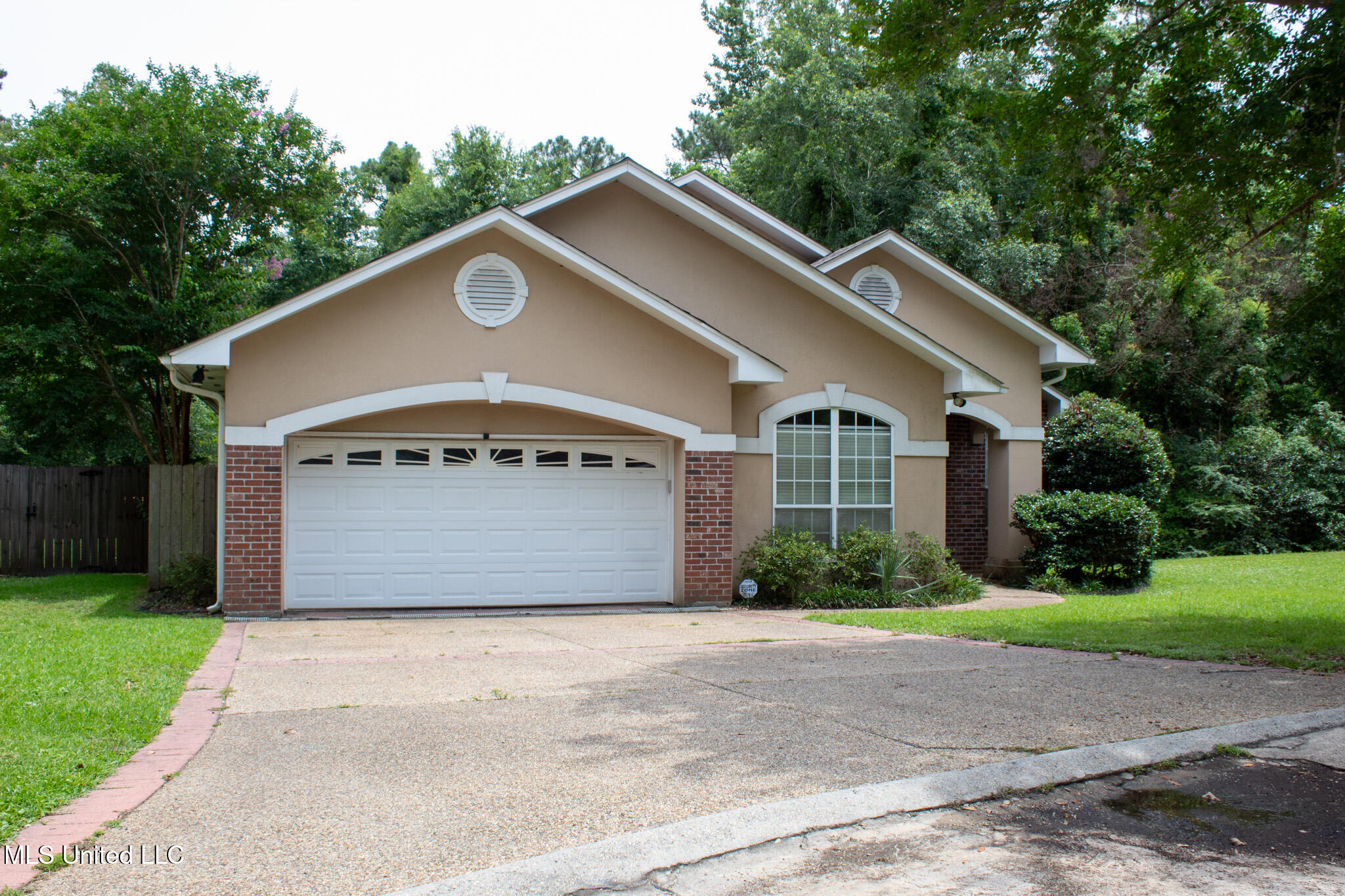 962 Glen Oaks Drive Property Photo 1