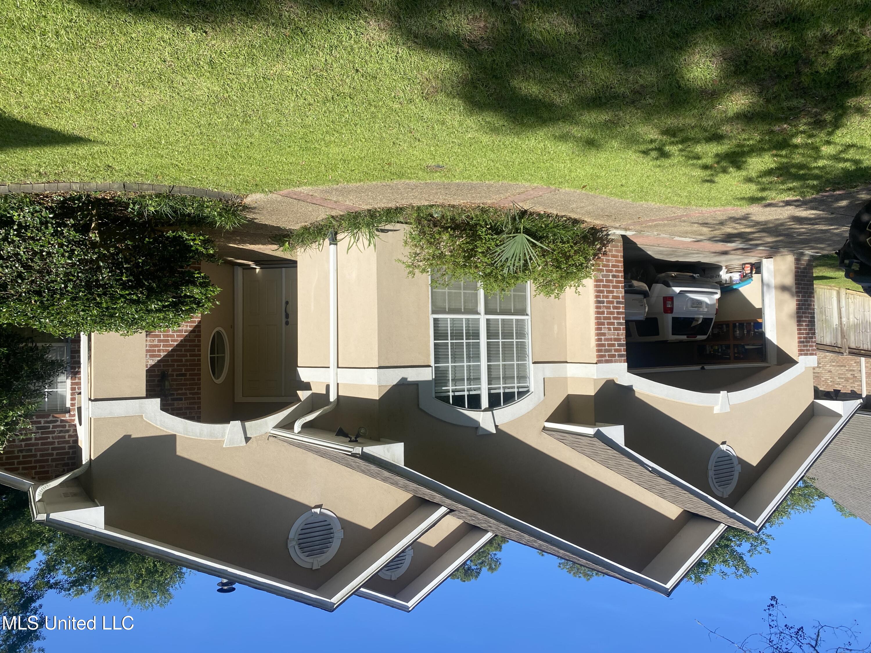 962 Glen Oaks Drive Property Photo 2