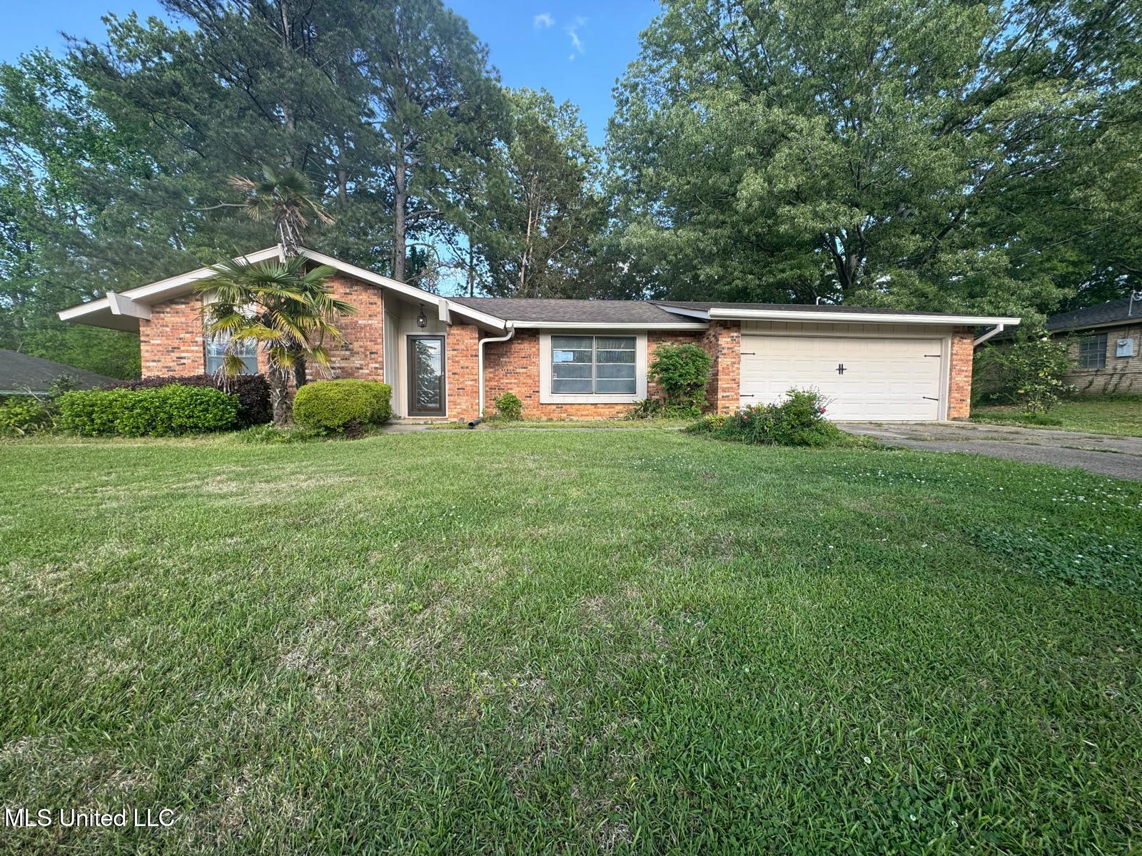 210 Swan Lake Drive Property Photo 1