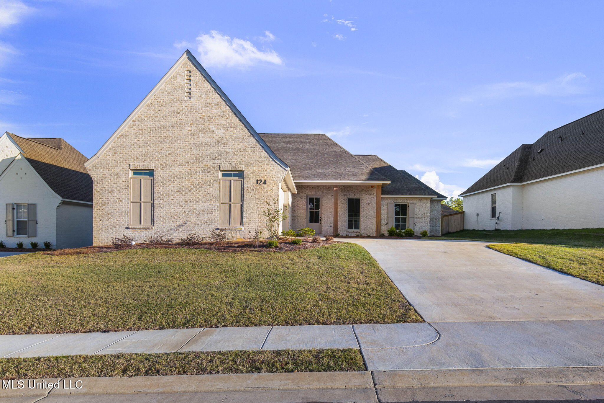 124 Lake Crest Drive Property Photo 2