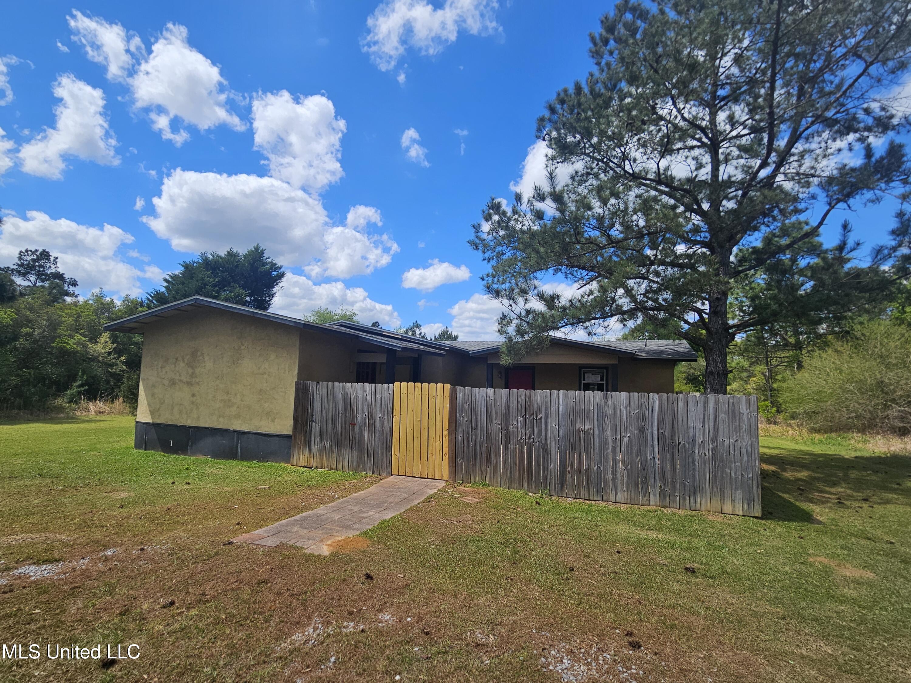 209 Spooner Road Property Photo 1
