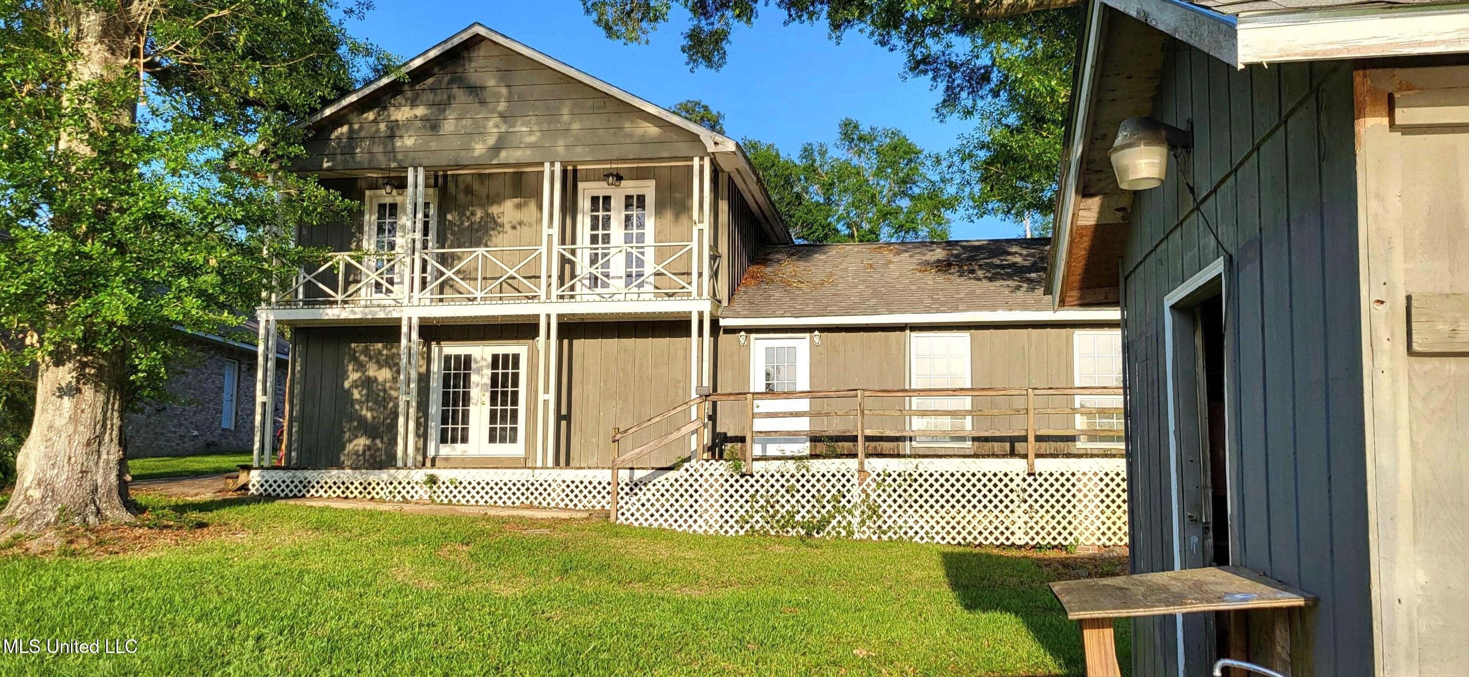904 E Lakeshore Drive Property Photo 1