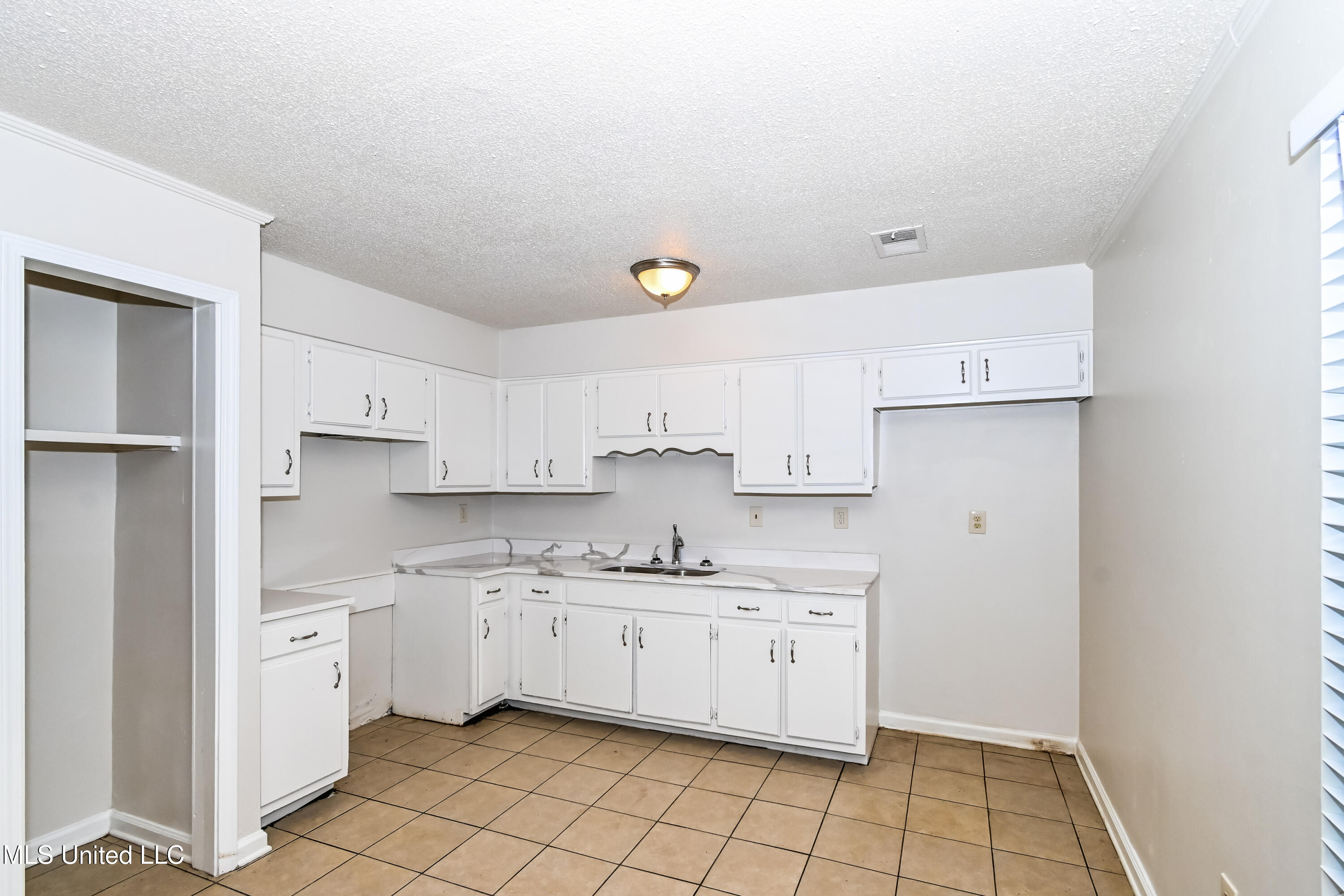 10400 Lafayette Drive Property Photo 6