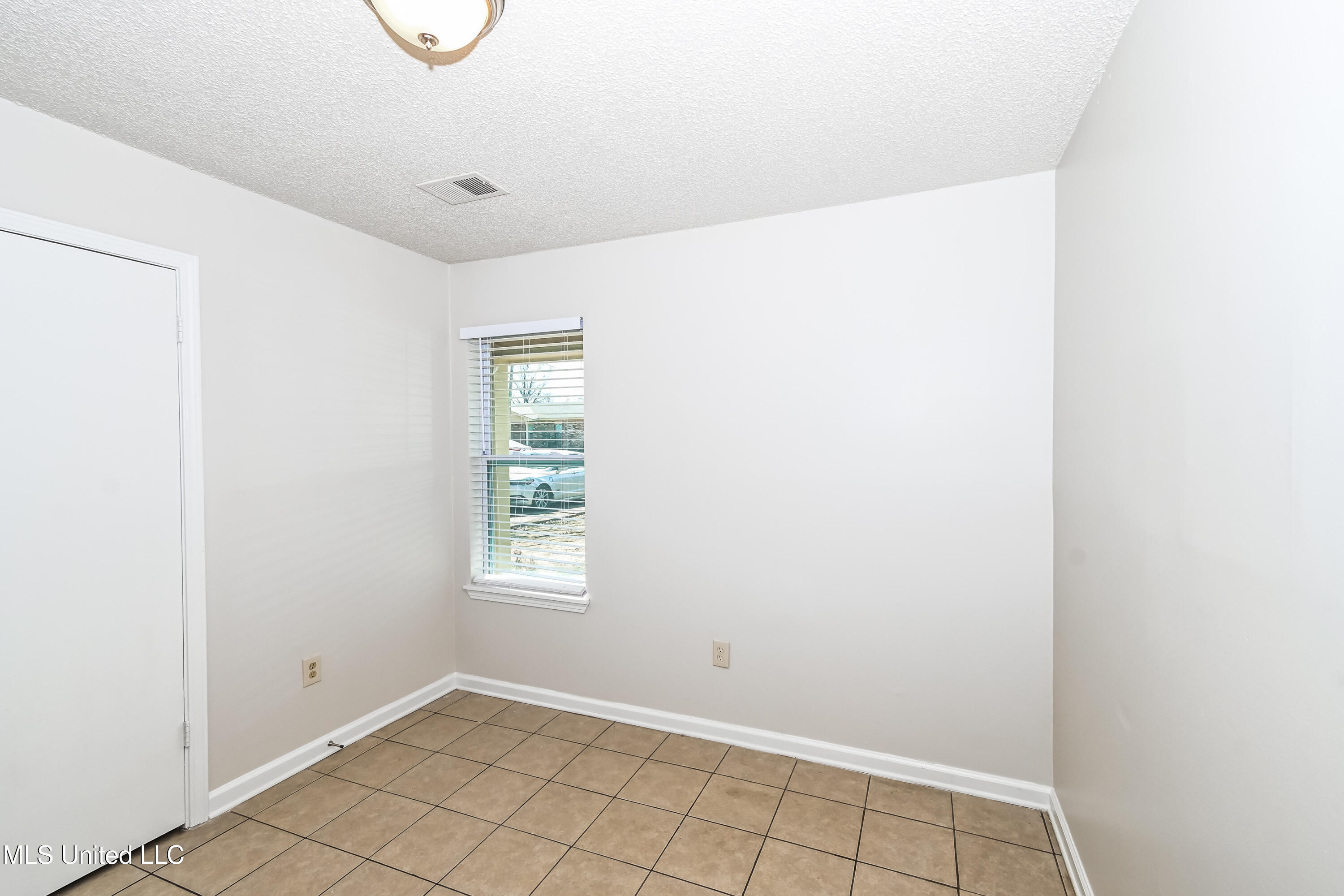 10400 Lafayette Drive Property Photo 12