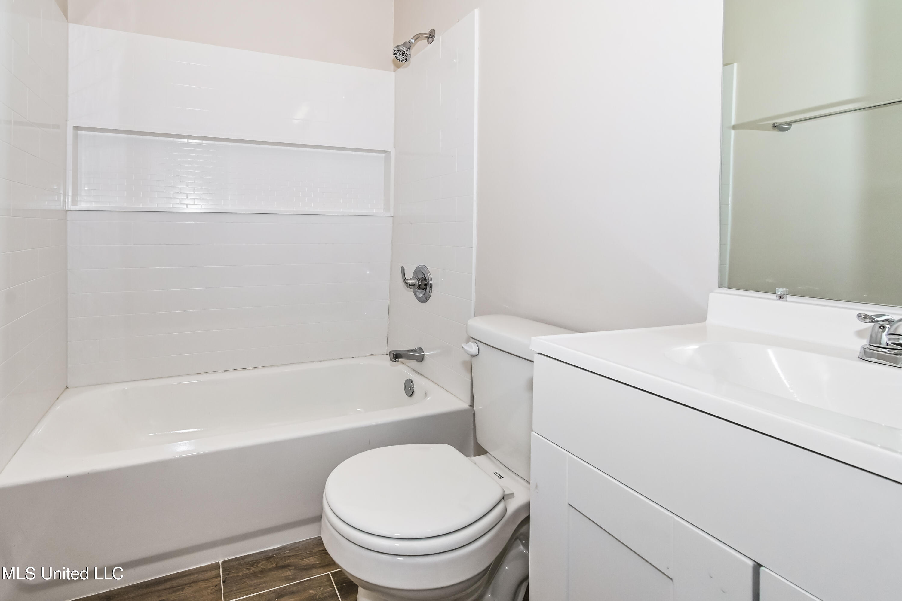 10400 Lafayette Drive Property Photo 15