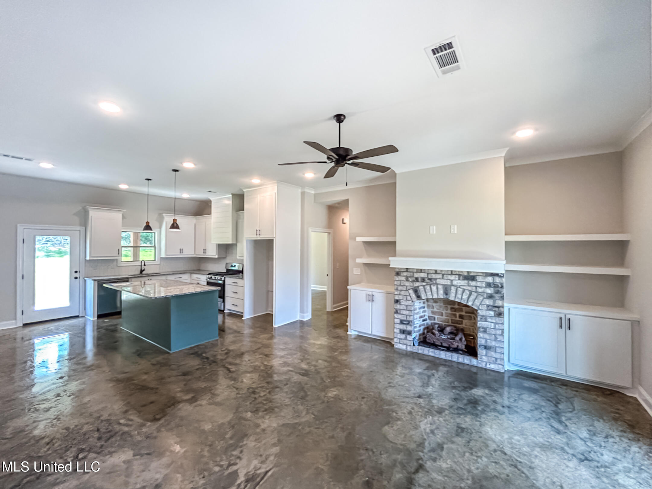 968 Riverside Lane Property Photo 2
