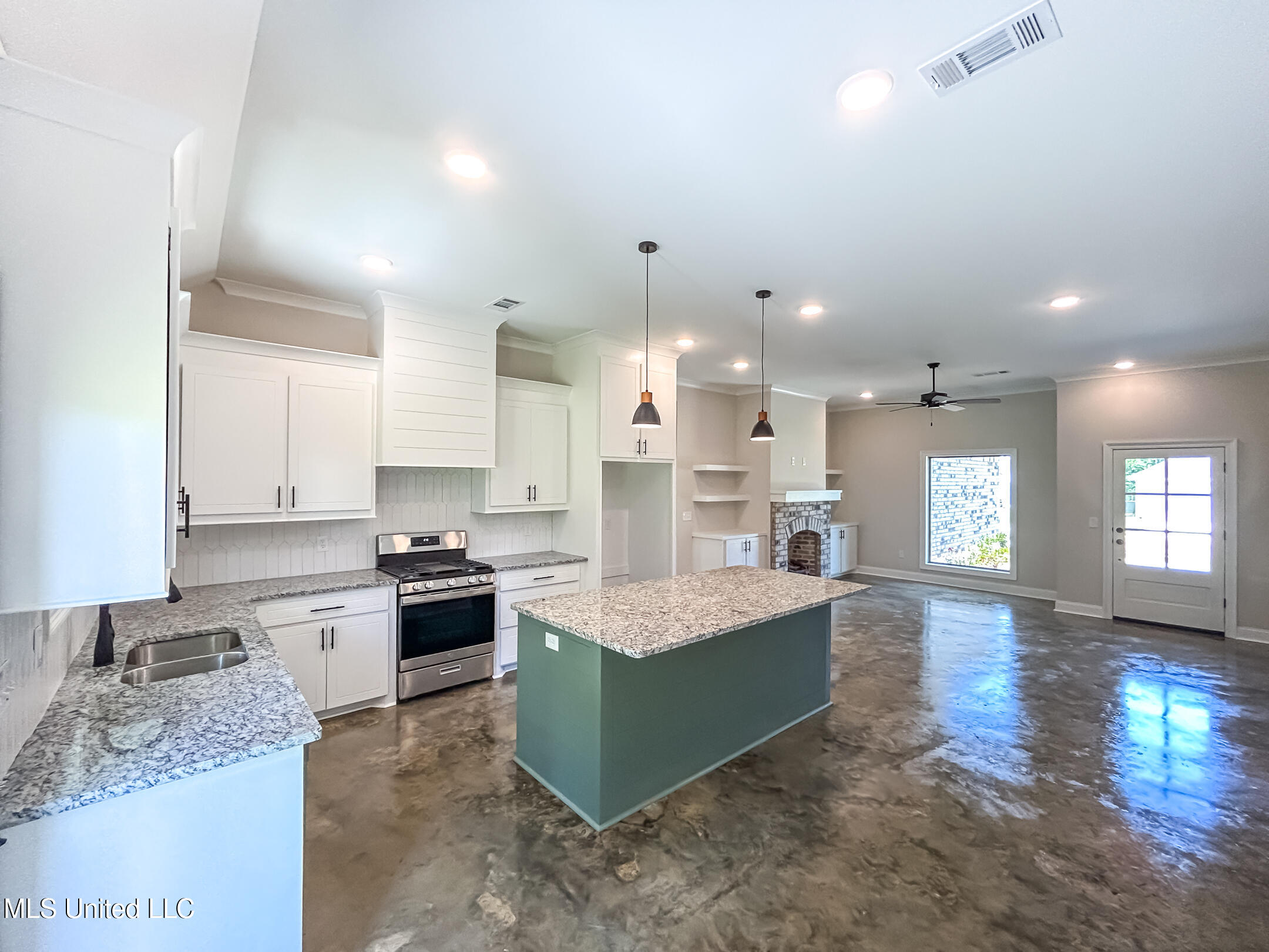 968 Riverside Lane Property Photo 3