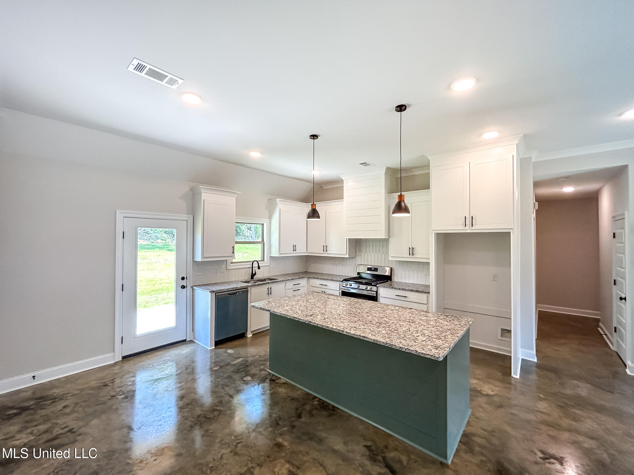 968 Riverside Lane Property Photo 4