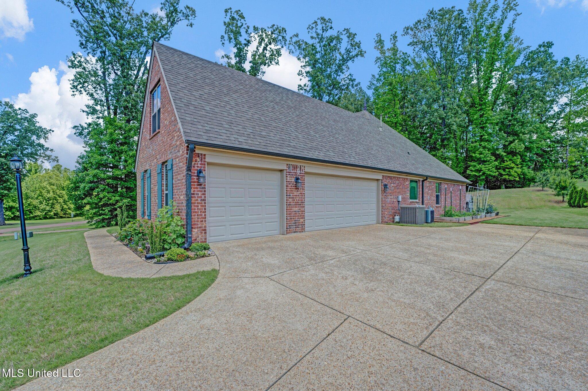 4884 Antebellum Lane Property Photo 6