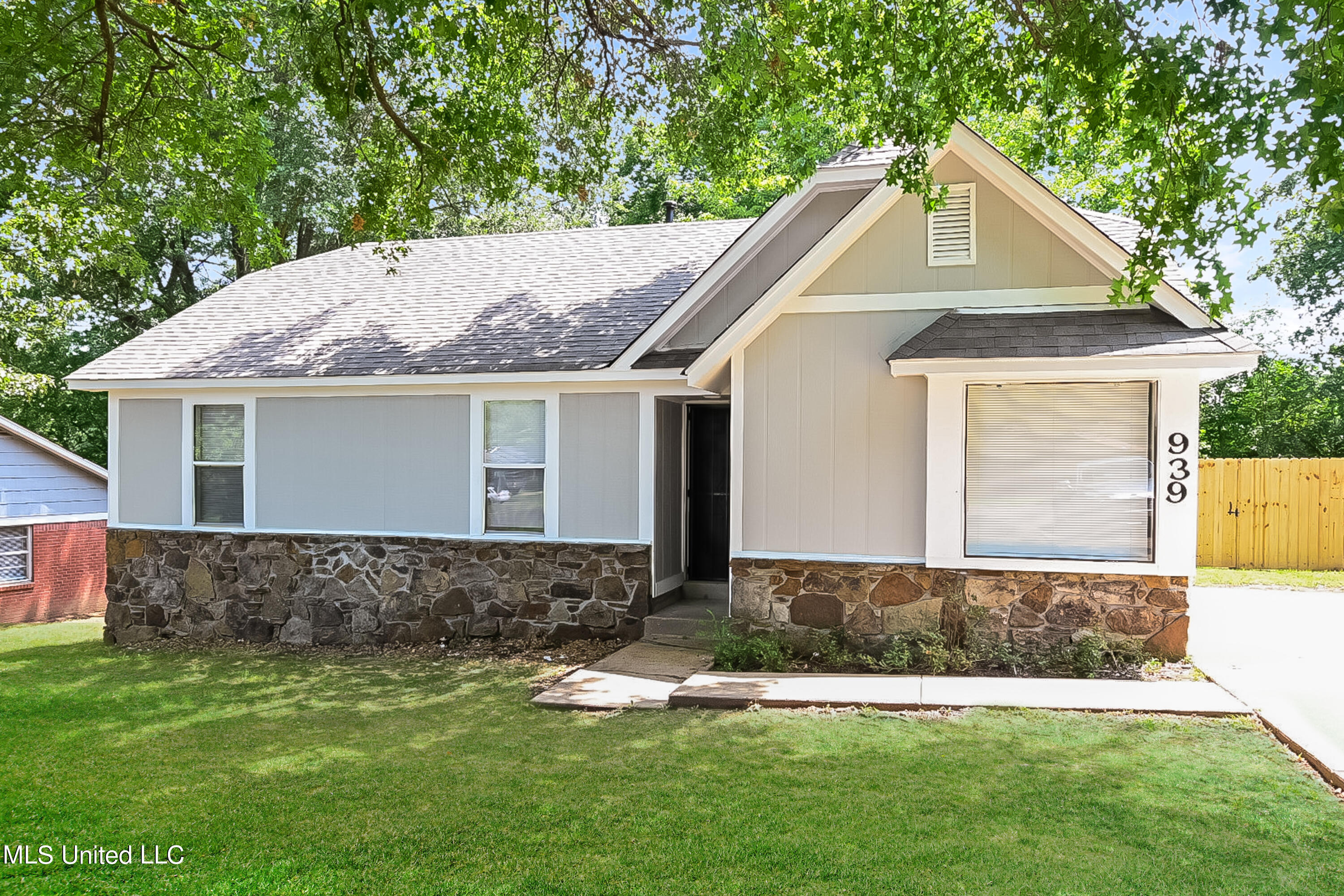 939 Valley Springs Drive Property Photo 1