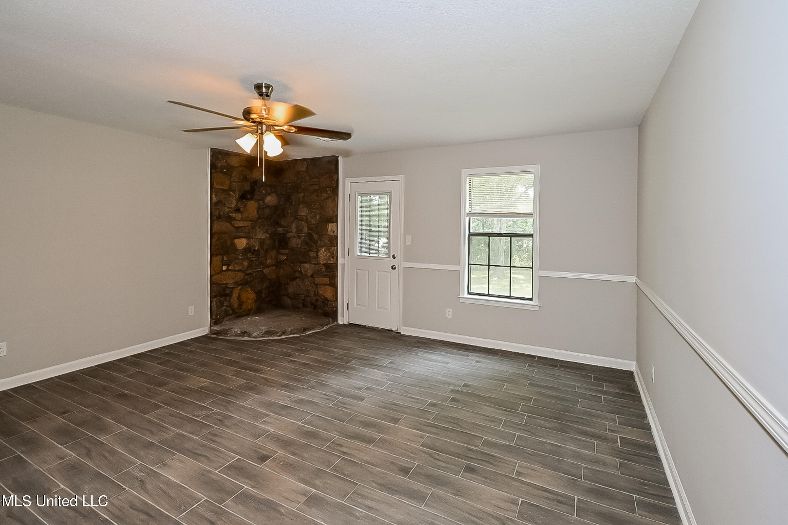 939 Valley Springs Drive Property Photo 2