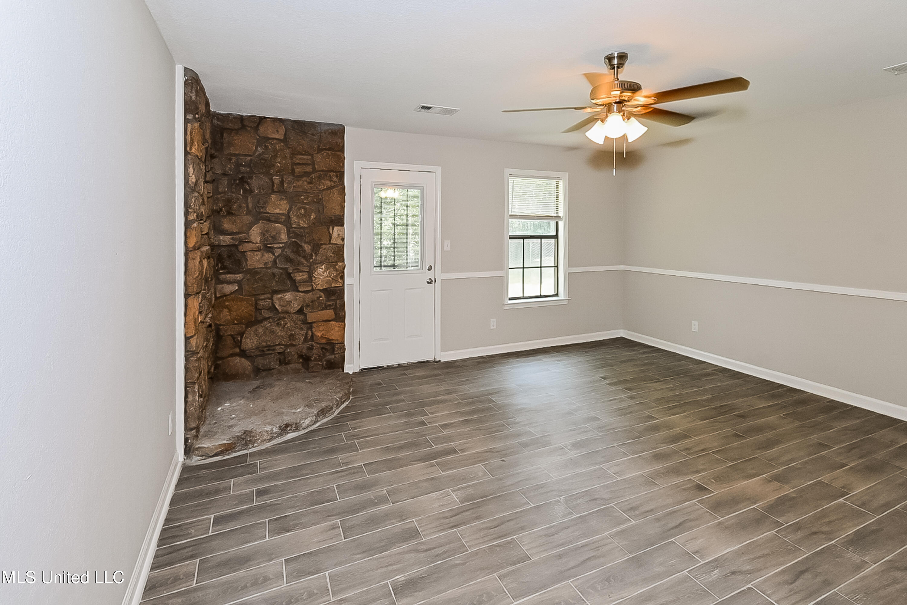 939 Valley Springs Drive Property Photo 3
