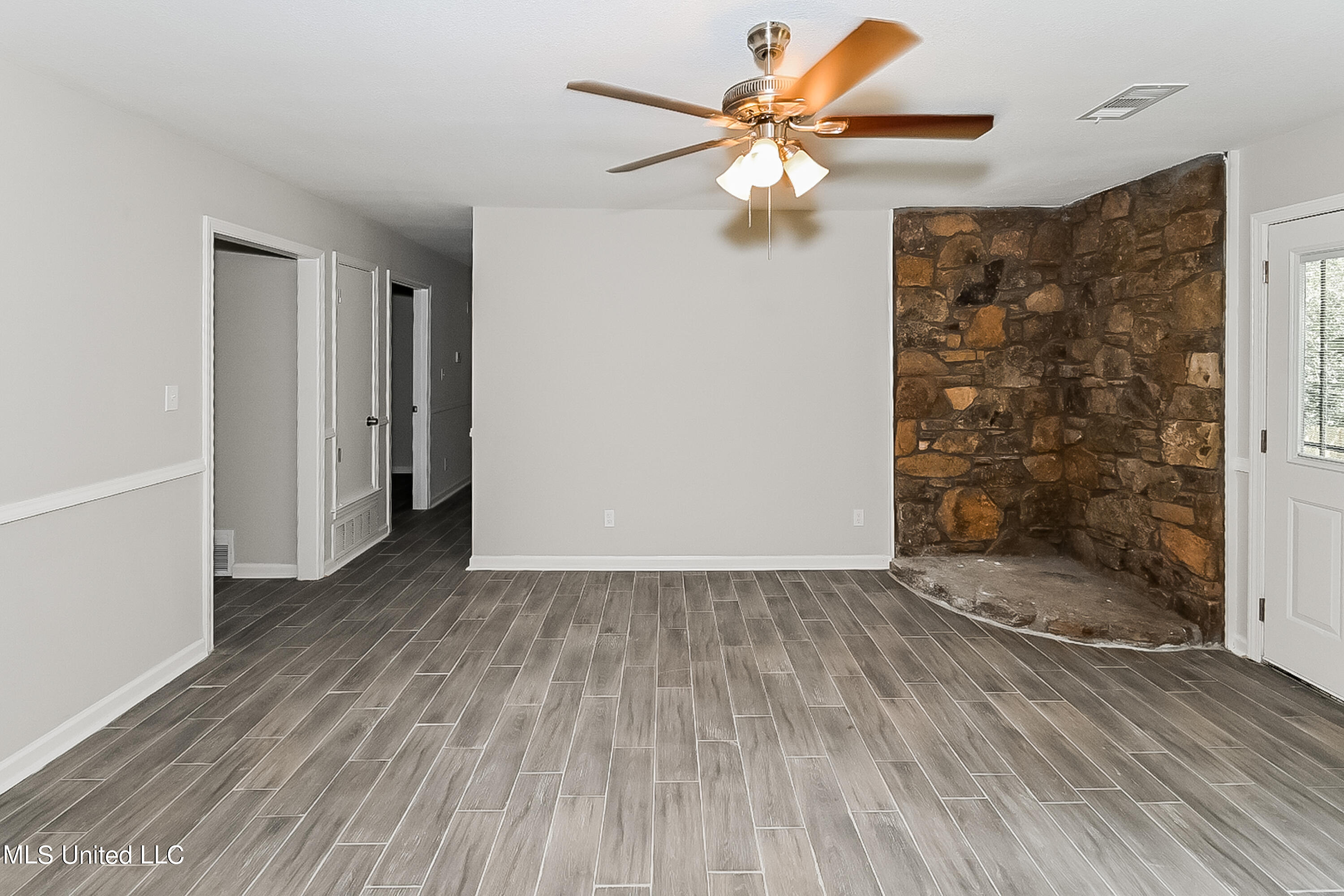 939 Valley Springs Drive Property Photo 4