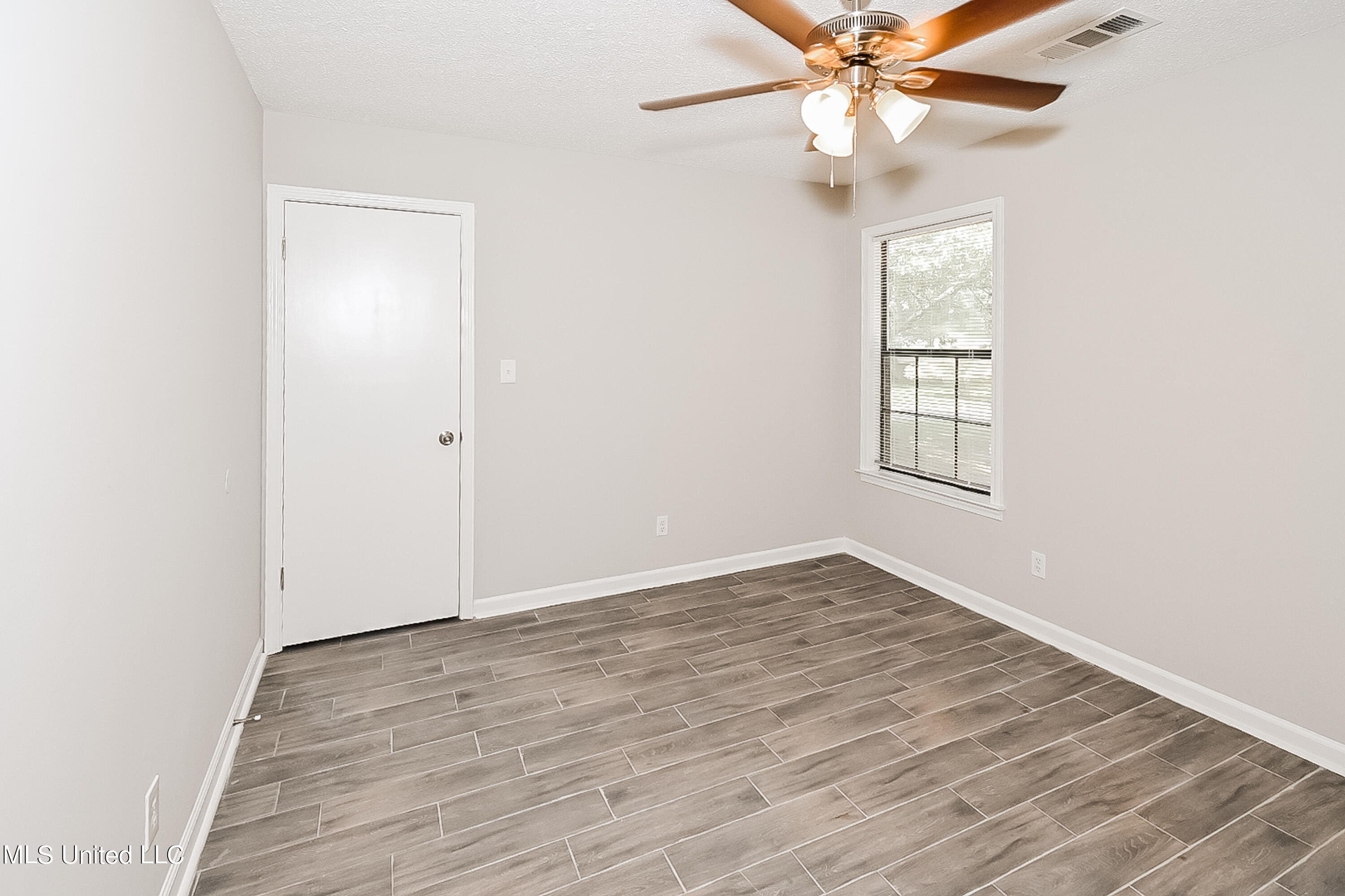939 Valley Springs Drive Property Photo 8