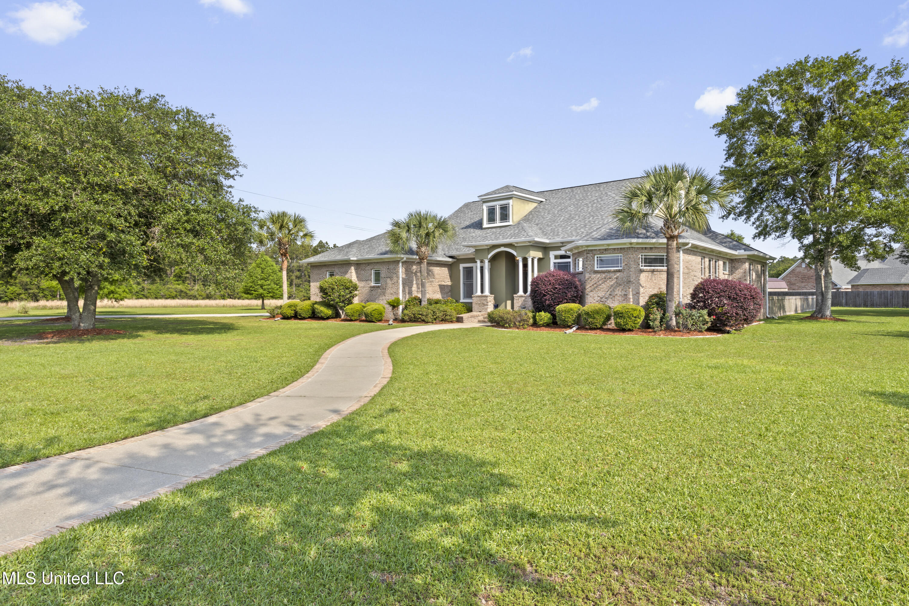 12240 S Lake Forest Drive Property Photo 2