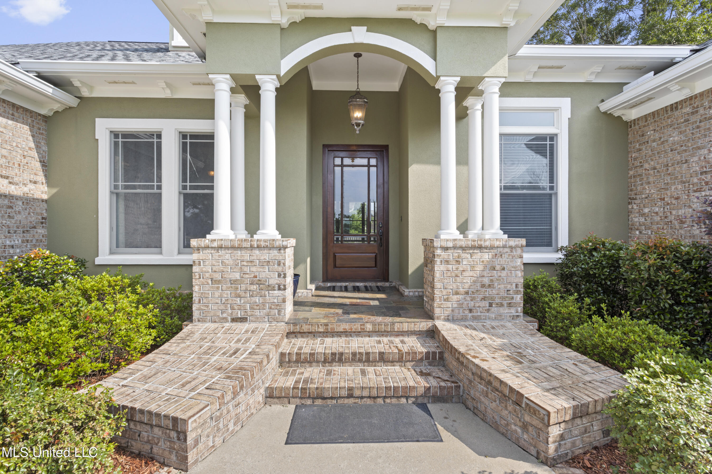 12240 S Lake Forest Drive Property Photo 3