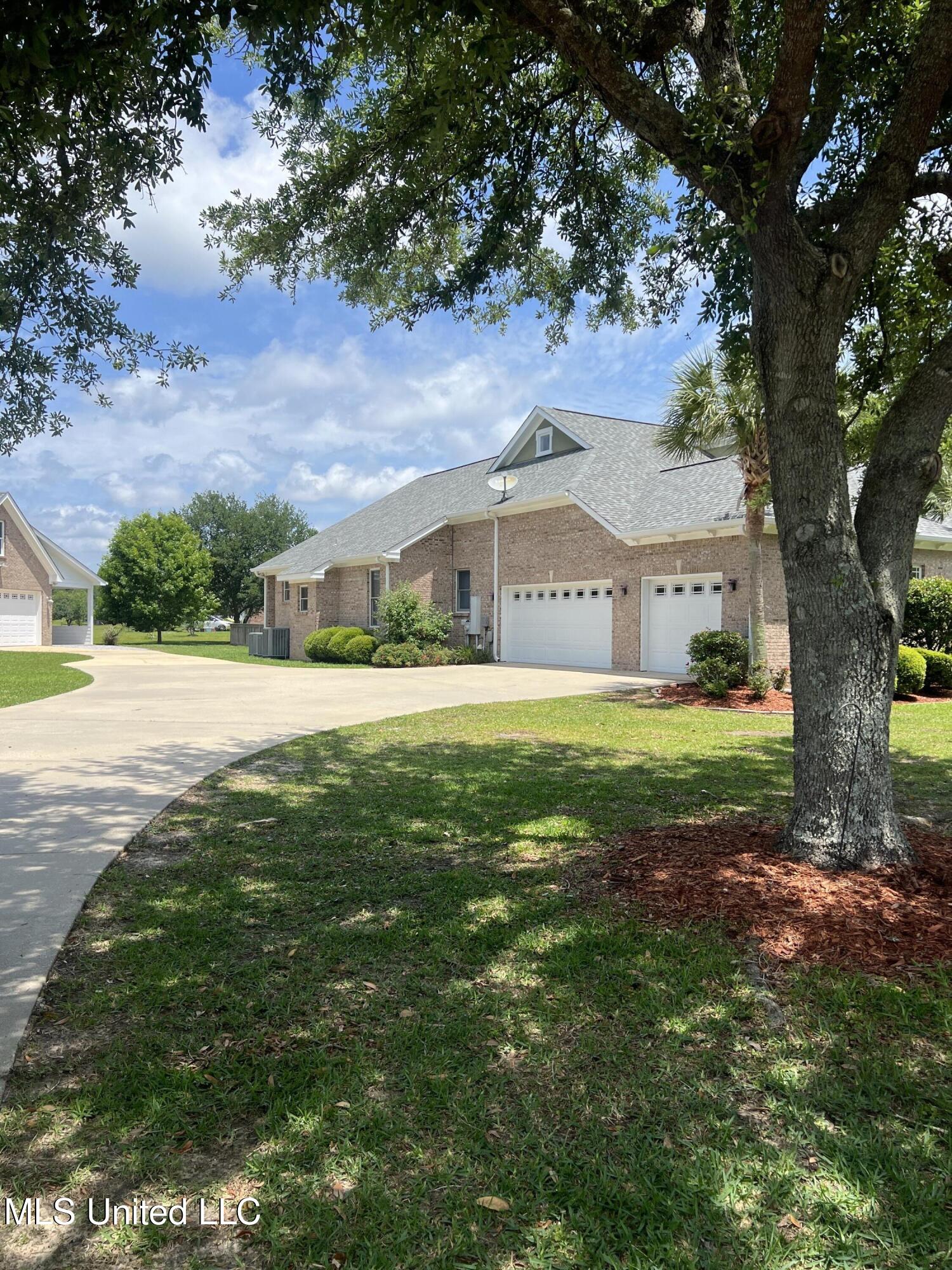 12240 S Lake Forest Drive Property Photo 5