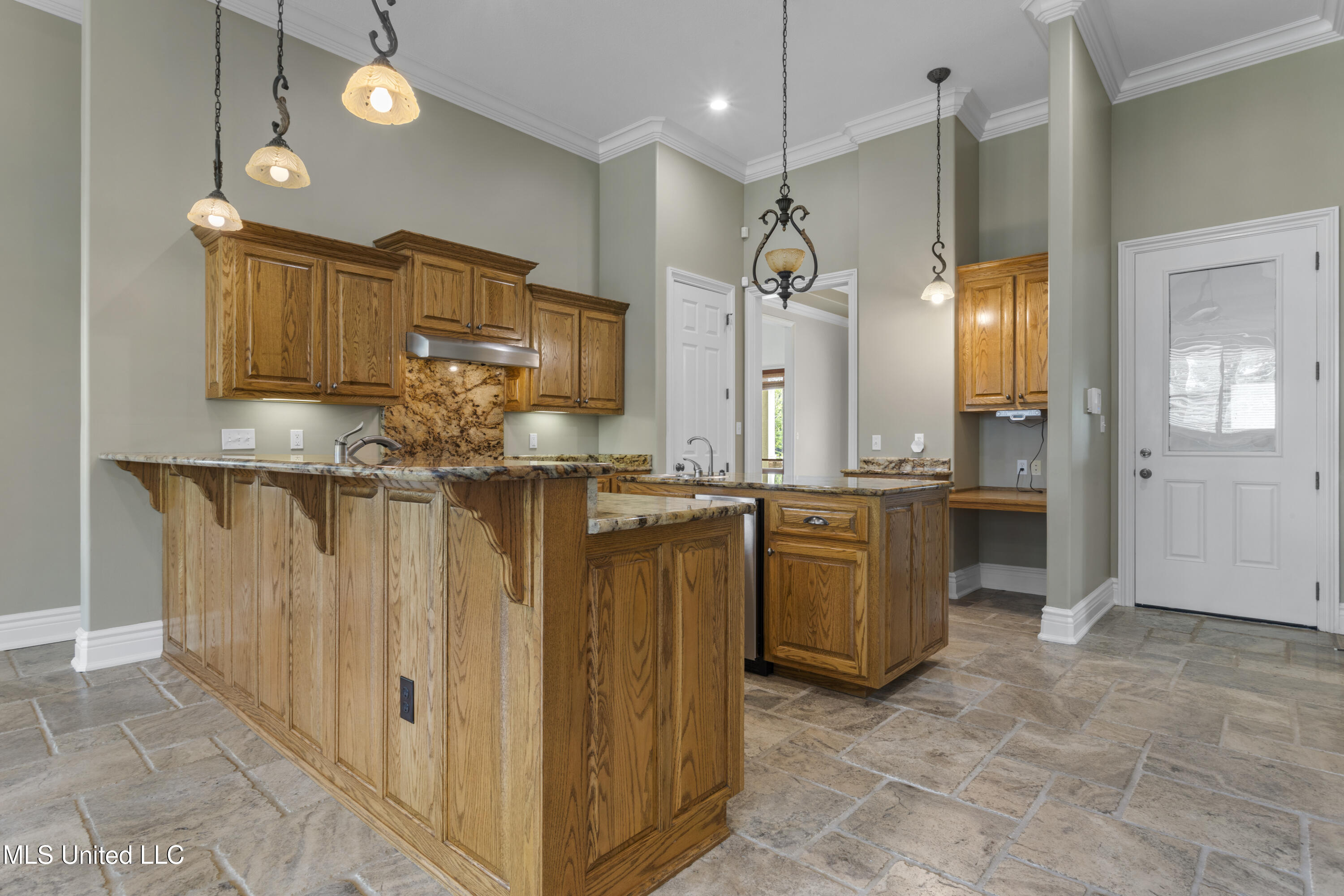 12240 S Lake Forest Drive Property Photo 10