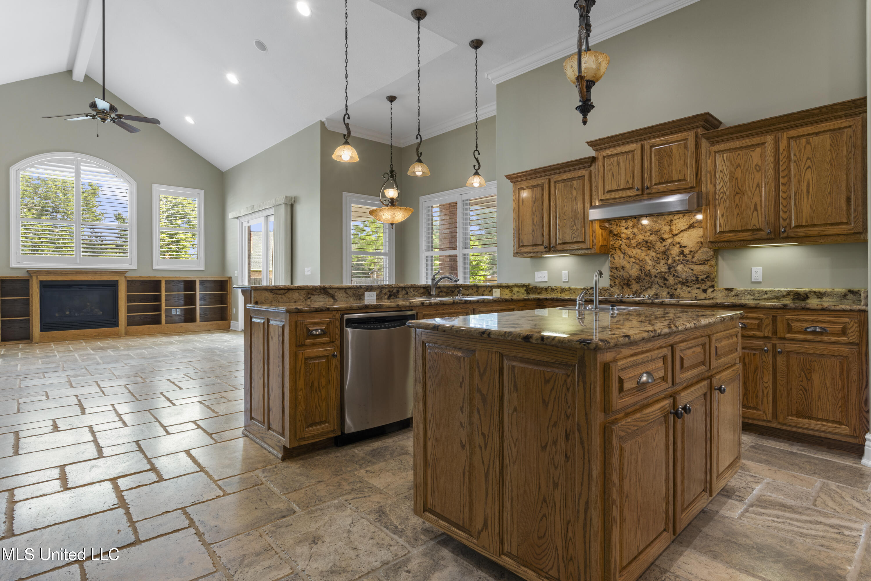 12240 S Lake Forest Drive Property Photo 11