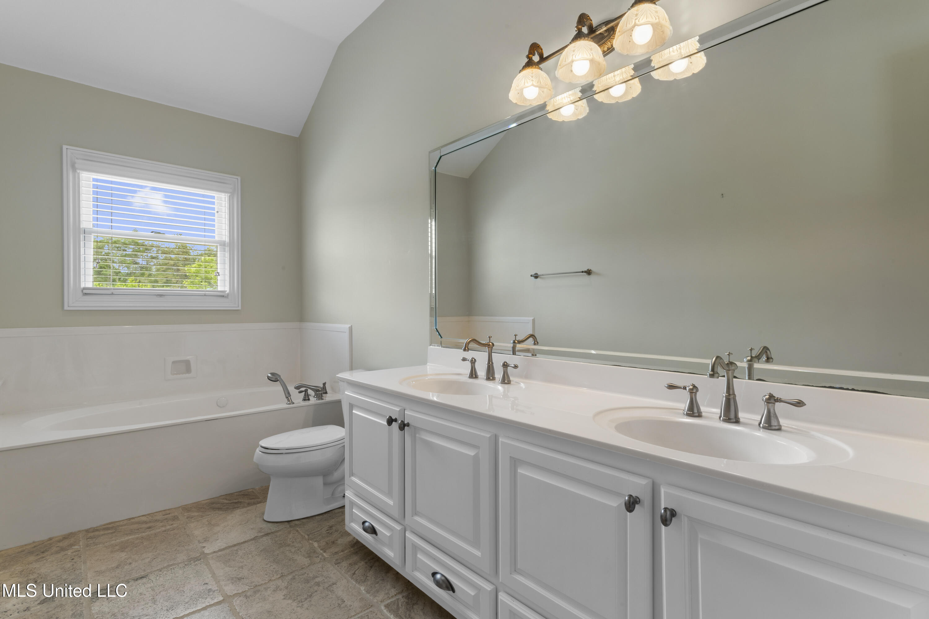 12240 S Lake Forest Drive Property Photo 34