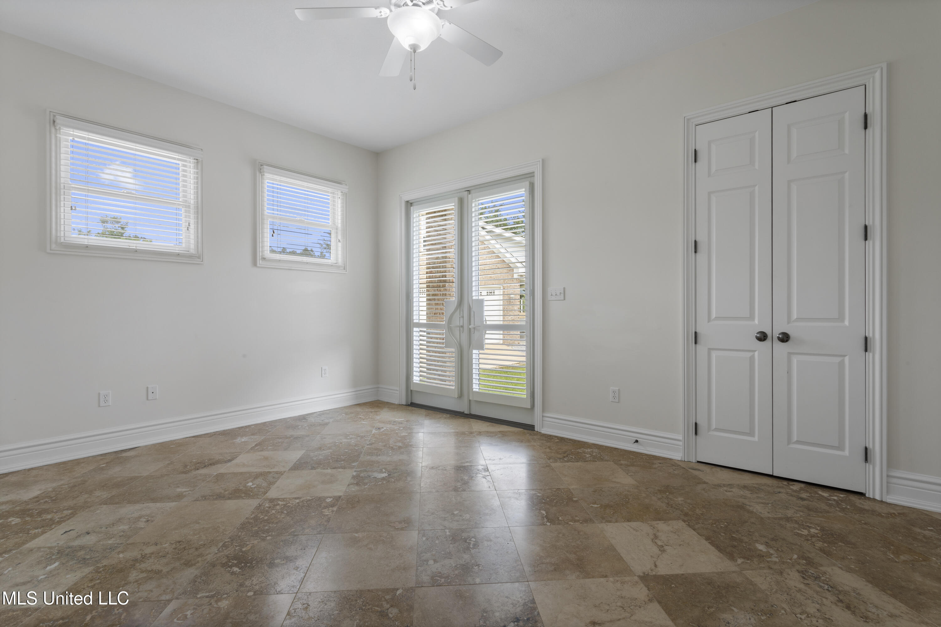 12240 S Lake Forest Drive Property Photo 35