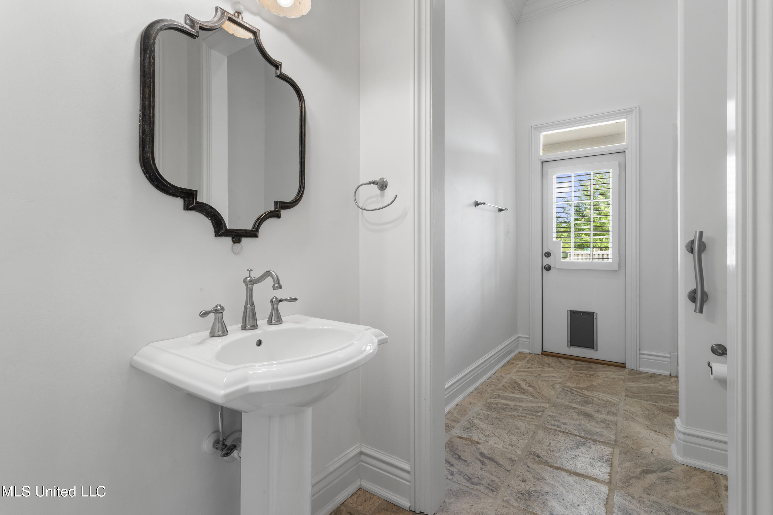 12240 S Lake Forest Drive Property Photo 37