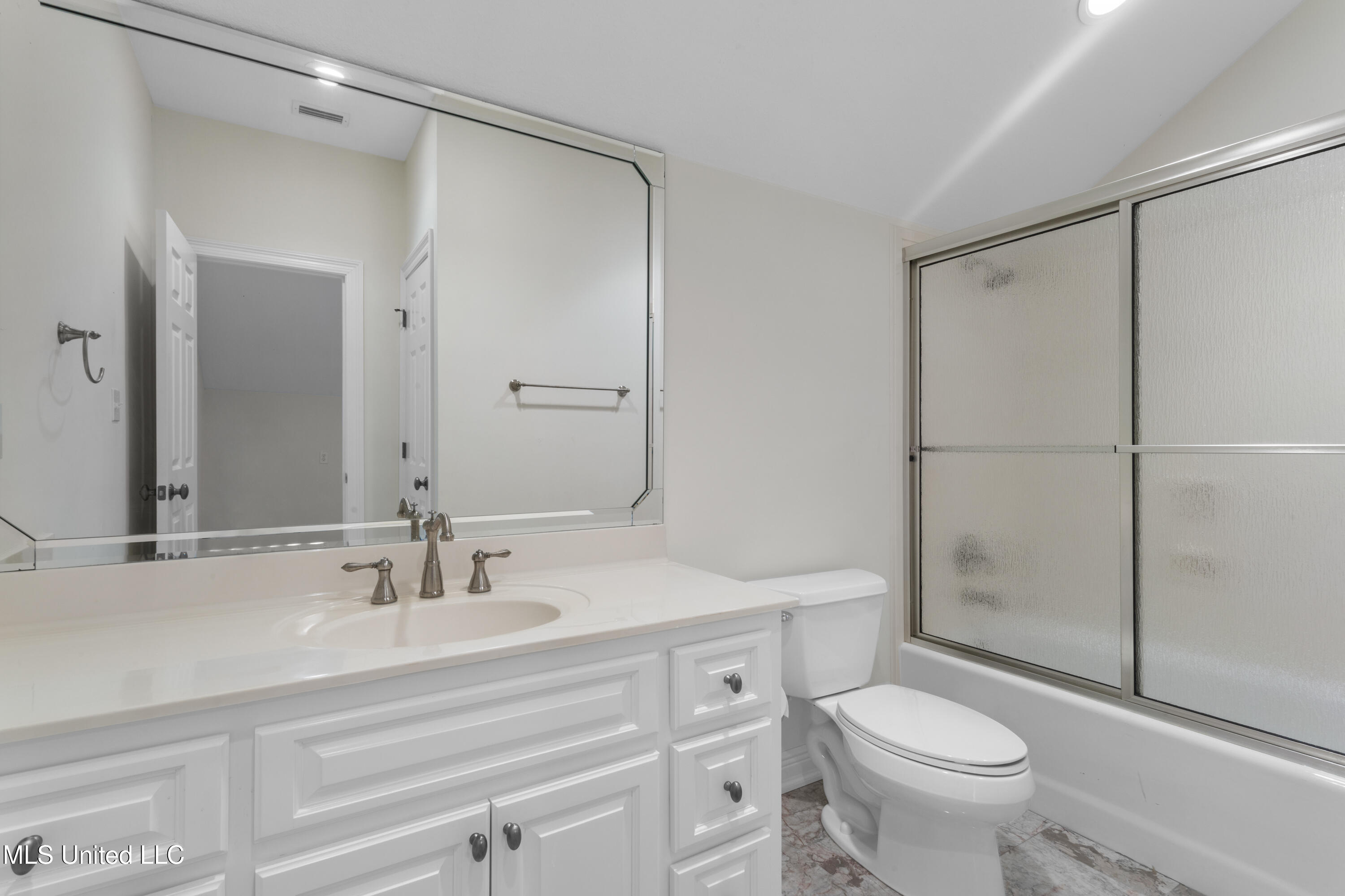 12240 S Lake Forest Drive Property Photo 42