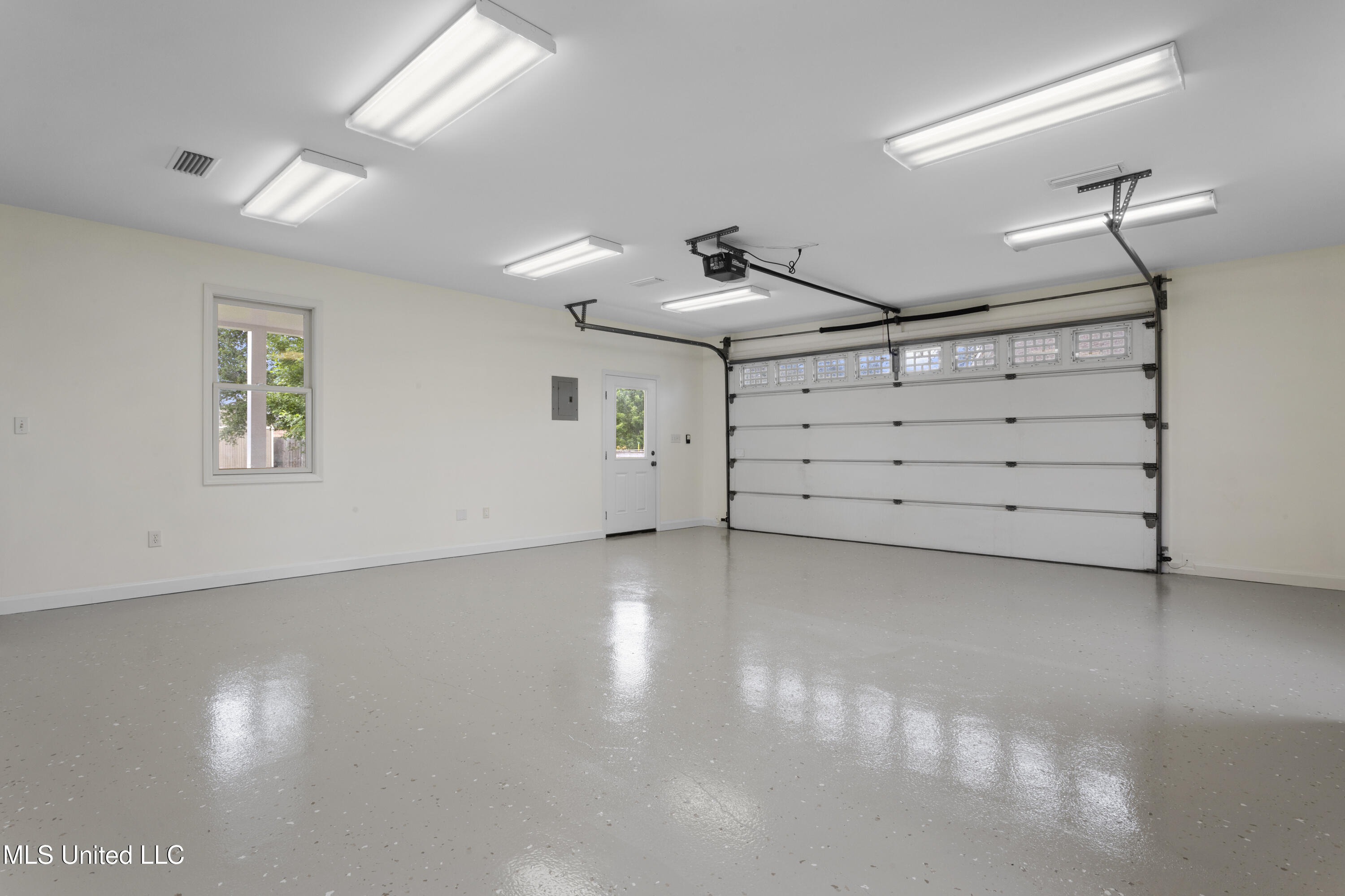 12240 S Lake Forest Drive Property Photo 56