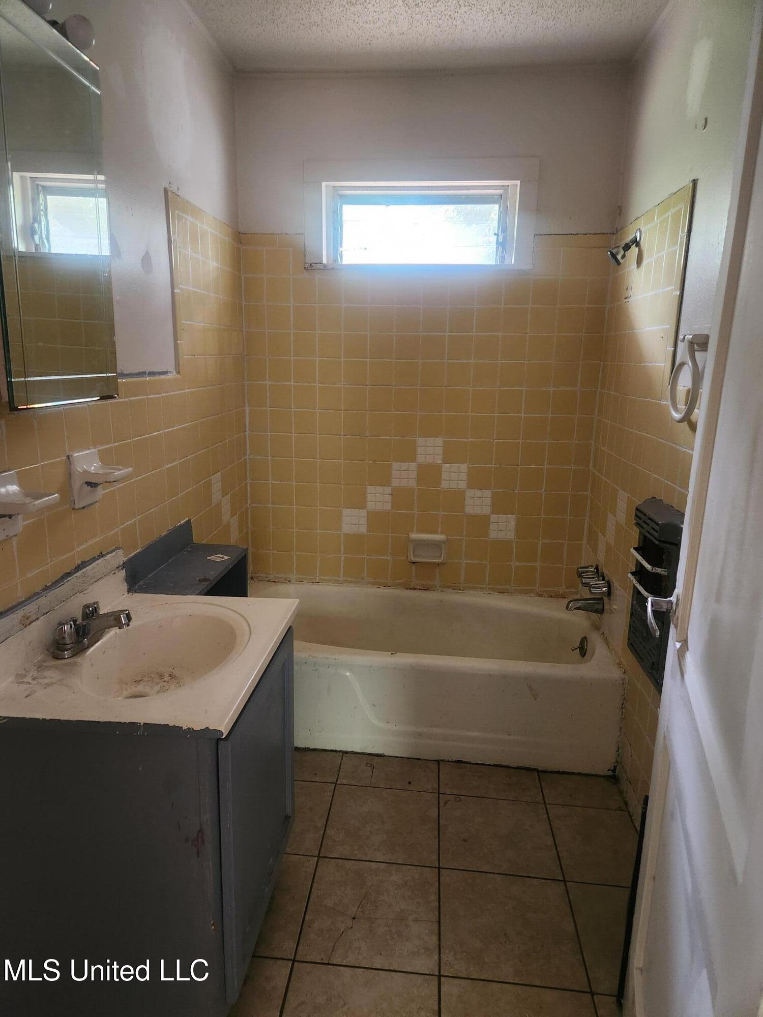 1233 25th Street Property Photo 5