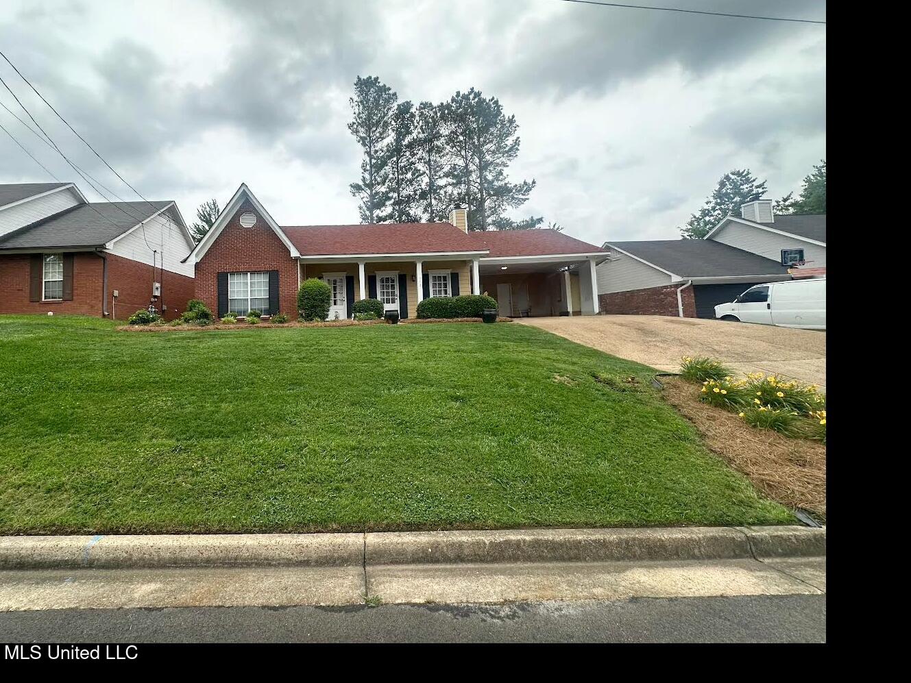 713 Hawthorn Green Drive Property Photo 1