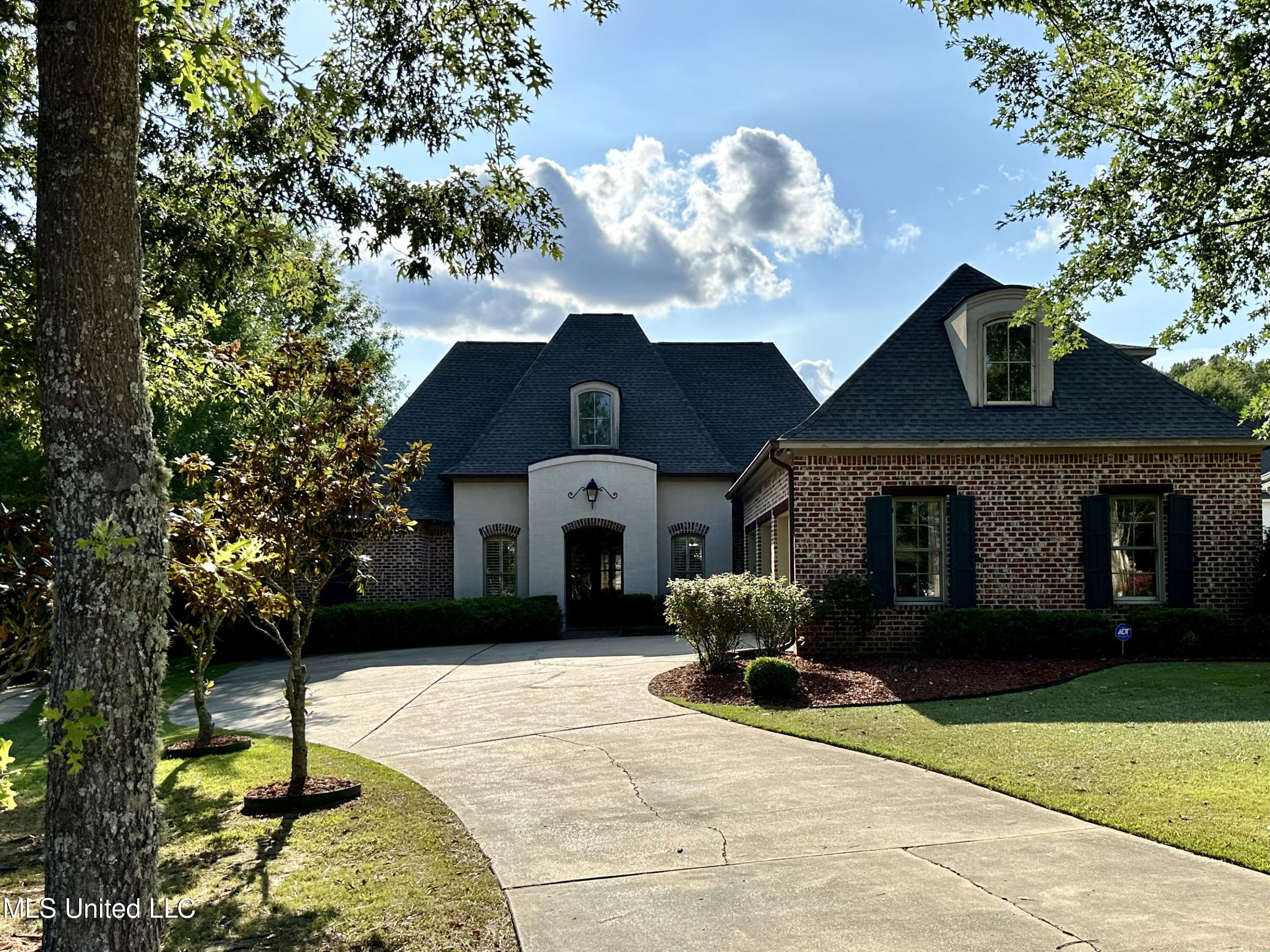 121 Vinca Drive Property Photo 1
