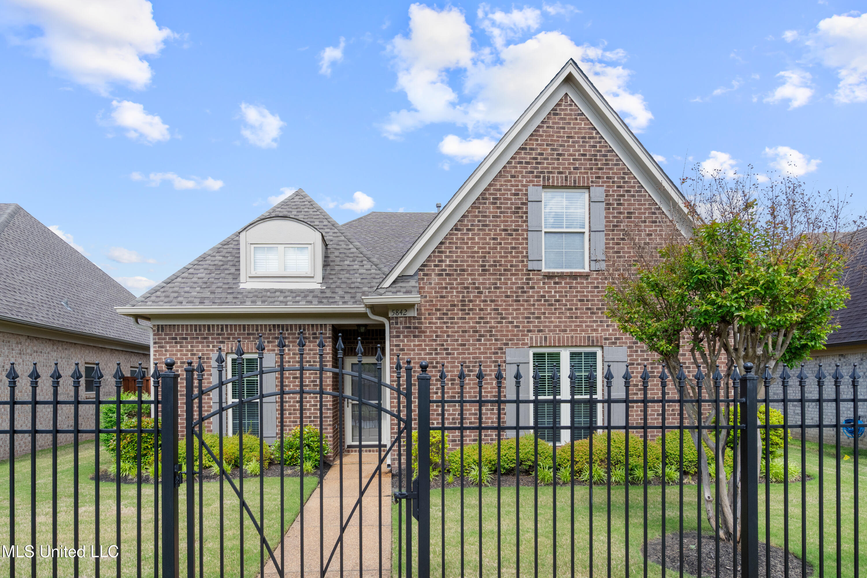 5842 Savannah Parkway Property Photo 1
