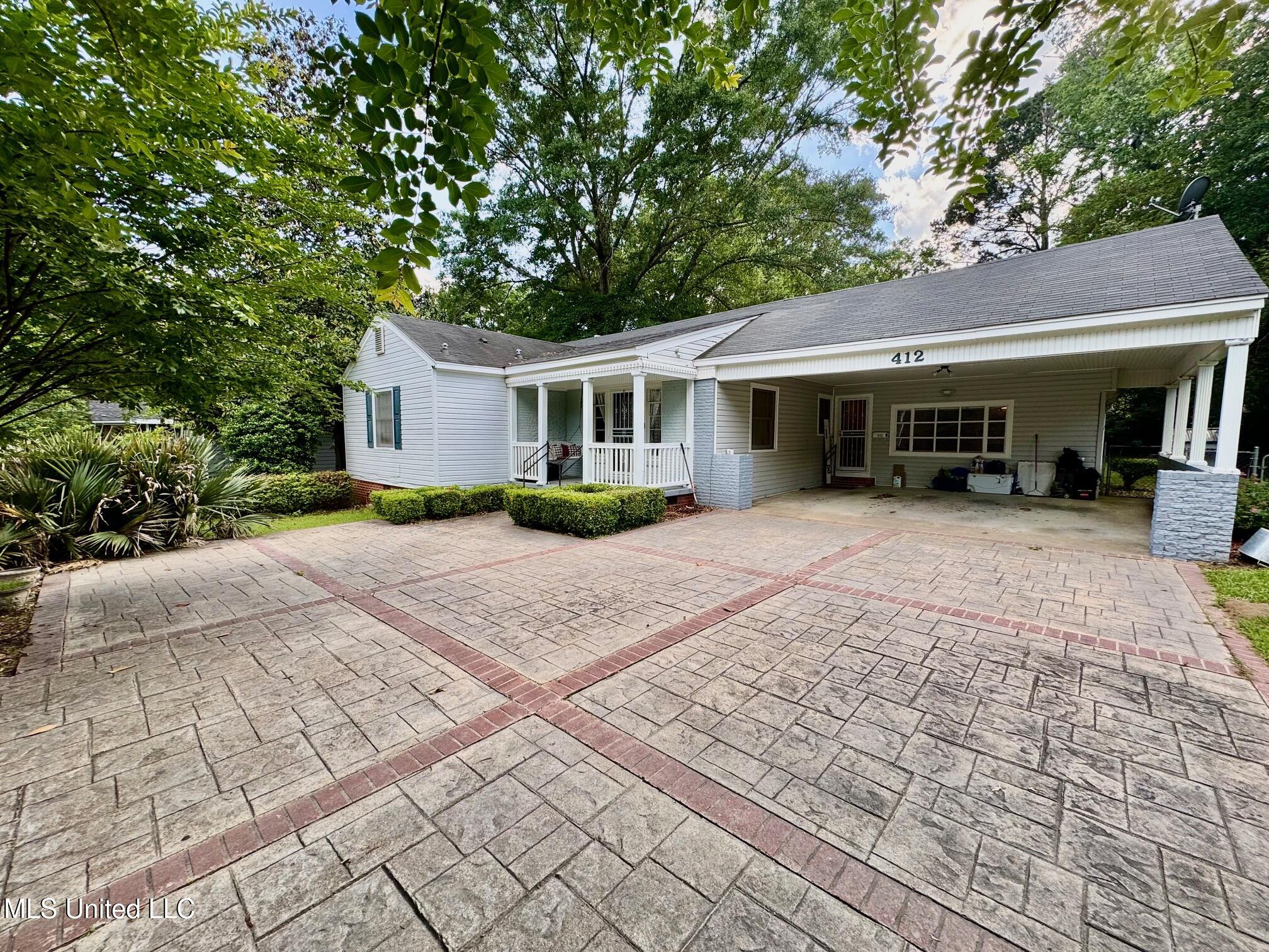 412 Colonial Circle Property Photo 1