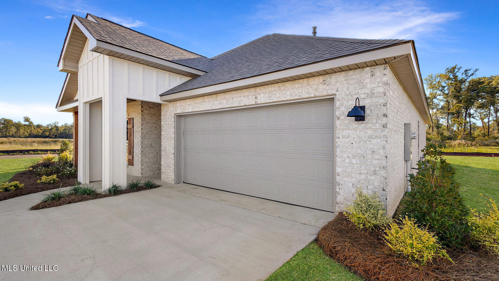 728 Honeysuckle Loop Property Photo 2