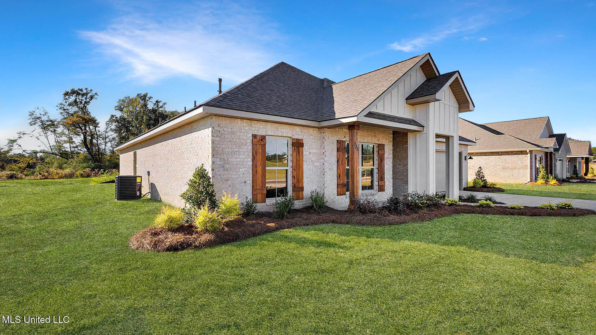 728 Honeysuckle Loop Property Photo 3