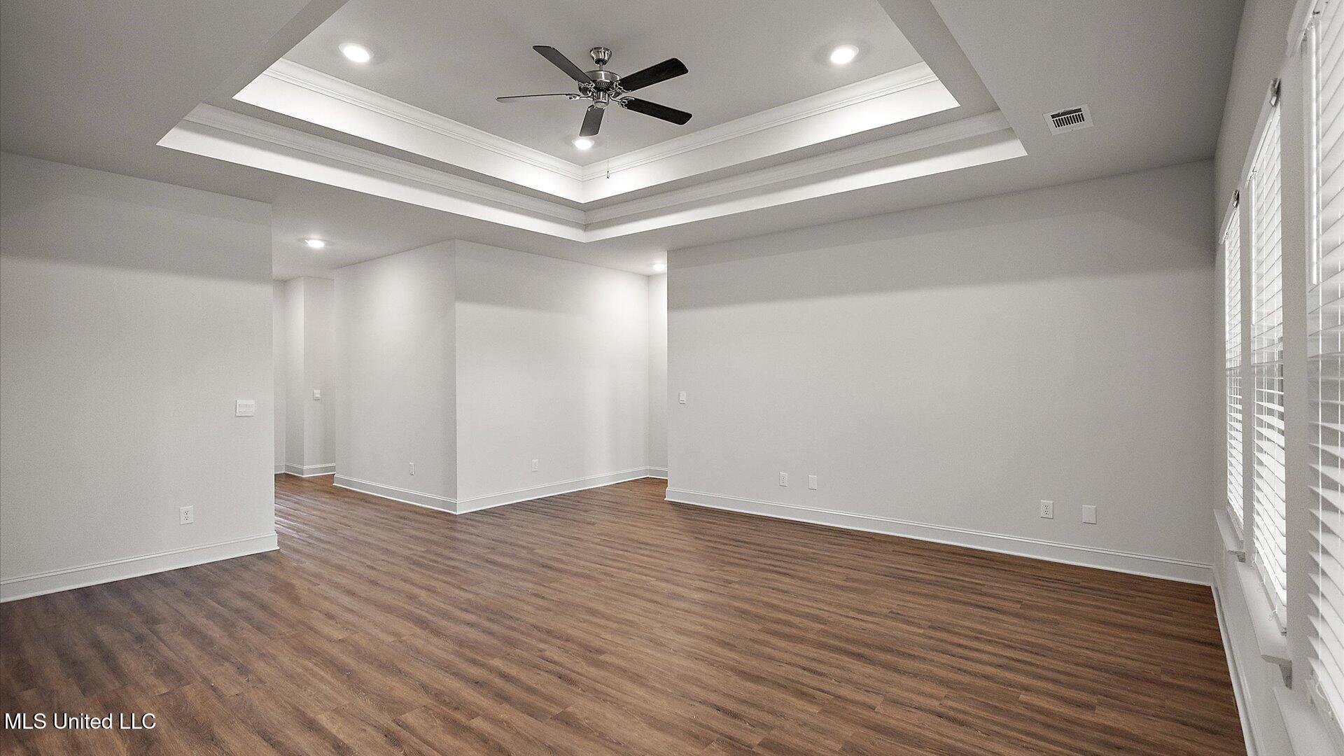 728 Honeysuckle Loop Property Photo 7