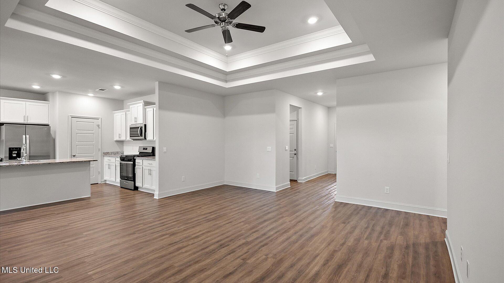 728 Honeysuckle Loop Property Photo 8