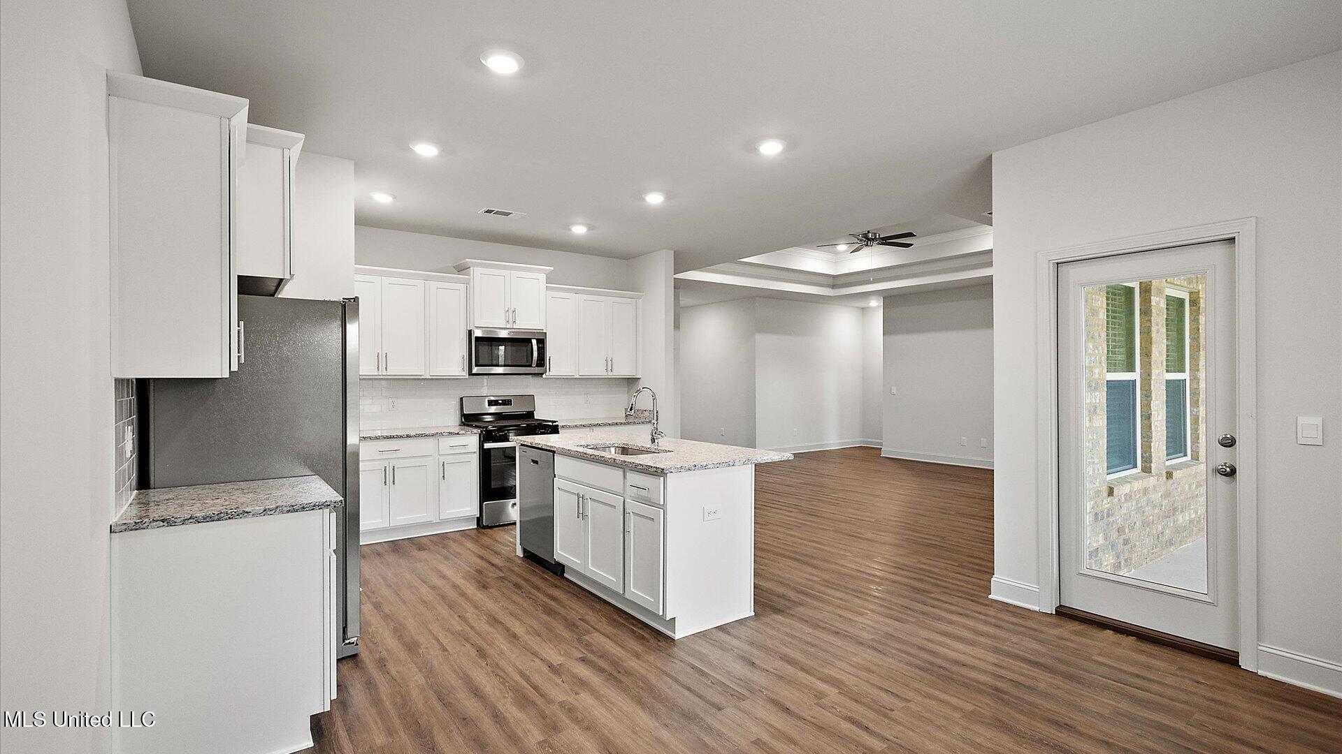 728 Honeysuckle Loop Property Photo 10