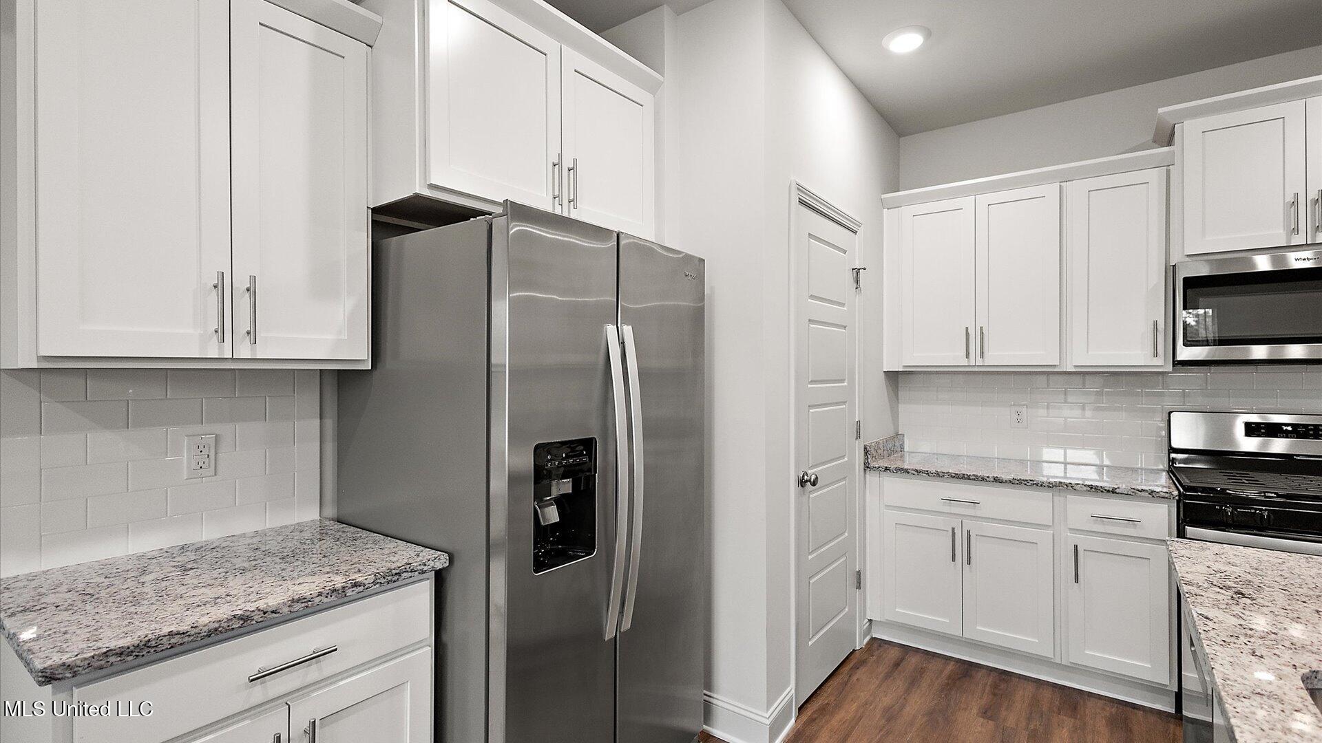 728 Honeysuckle Loop Property Photo 12