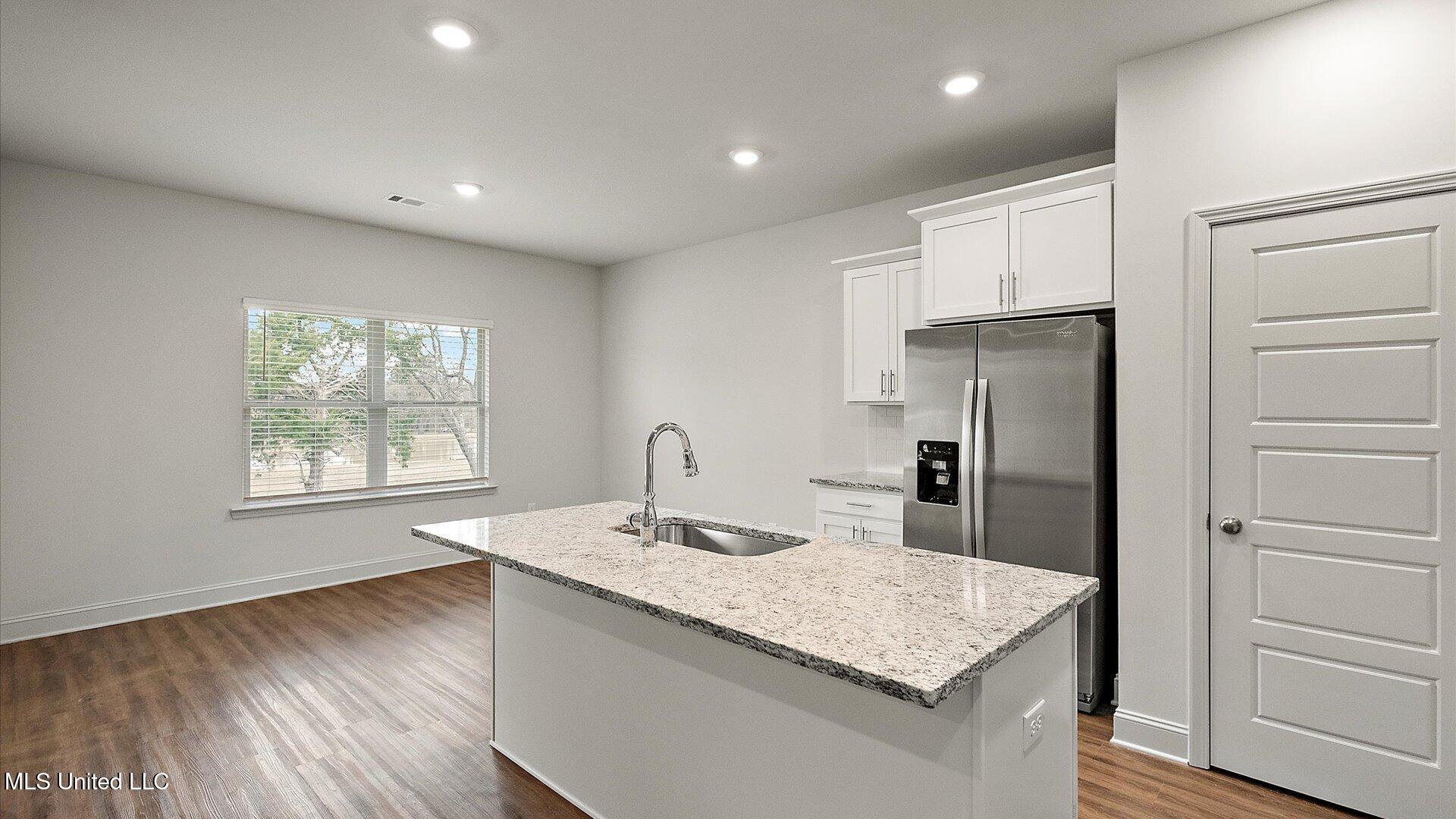 728 Honeysuckle Loop Property Photo 13