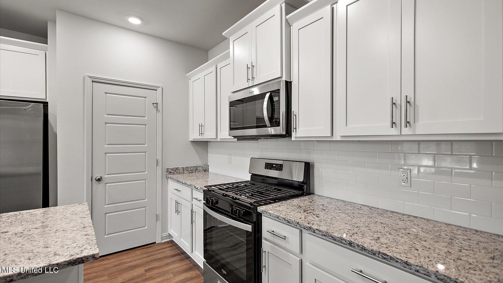 728 Honeysuckle Loop Property Photo 14