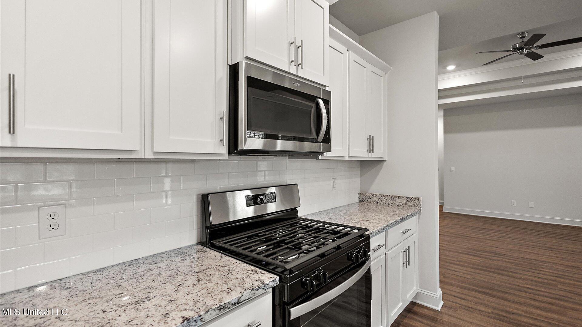 728 Honeysuckle Loop Property Photo 17