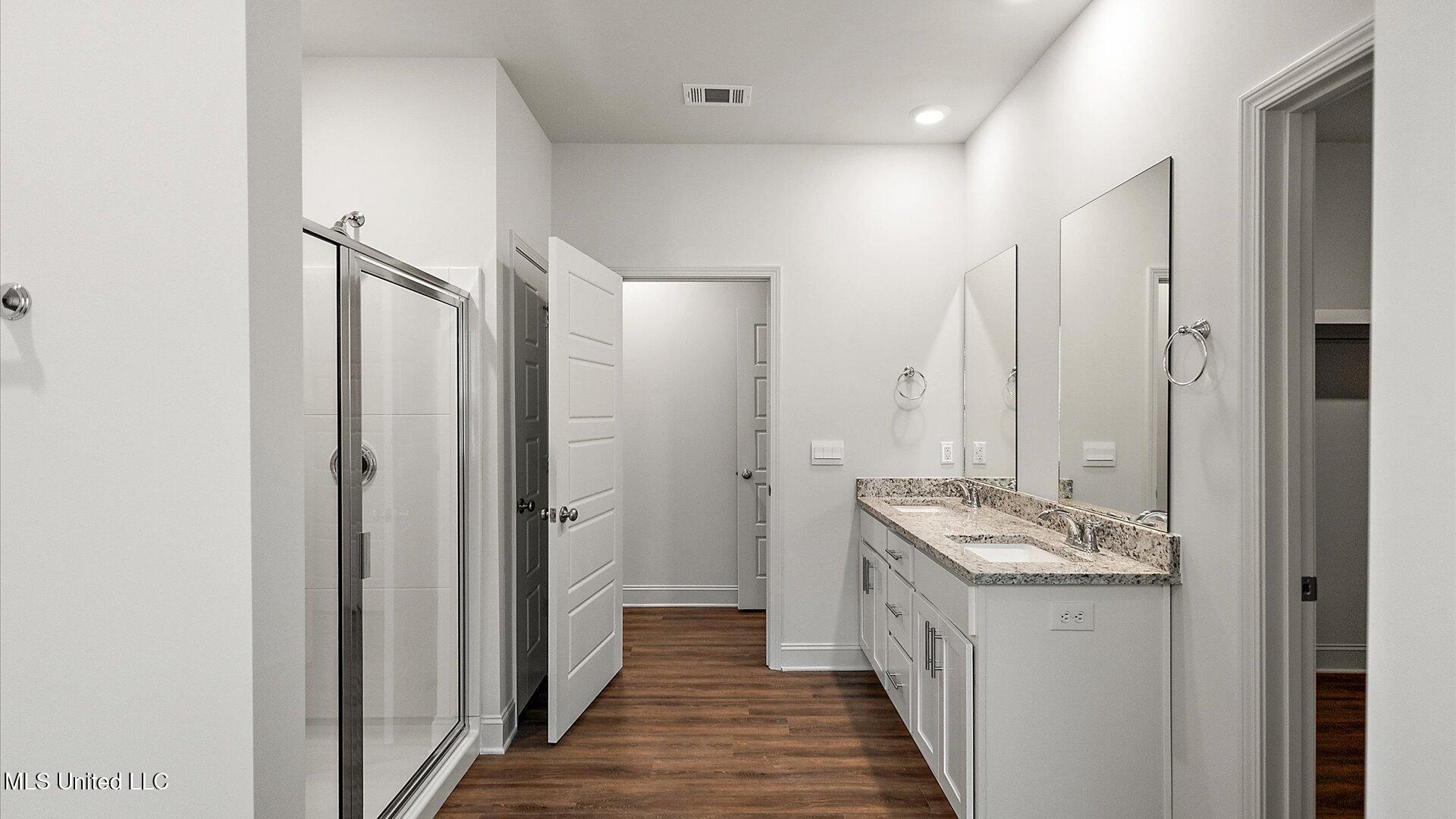 728 Honeysuckle Loop Property Photo 24