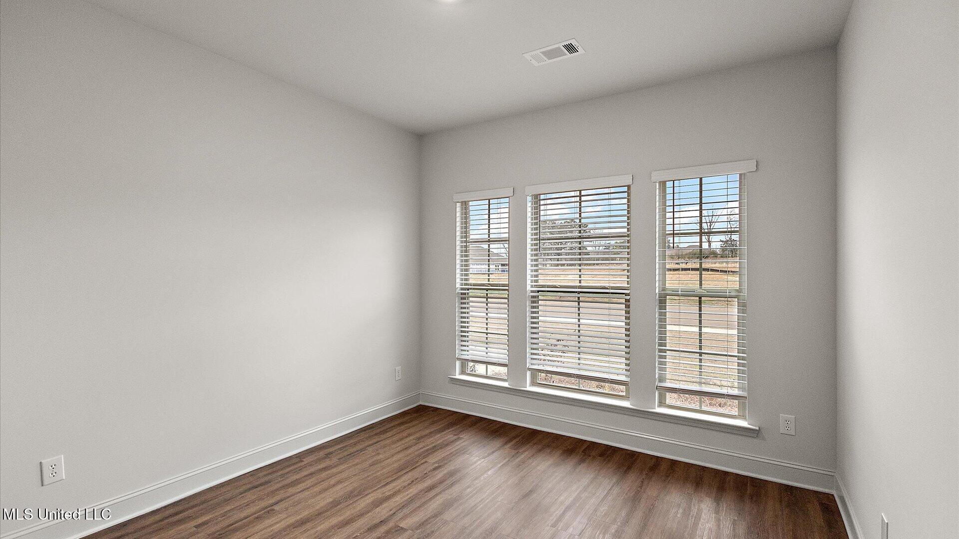 728 Honeysuckle Loop Property Photo 32