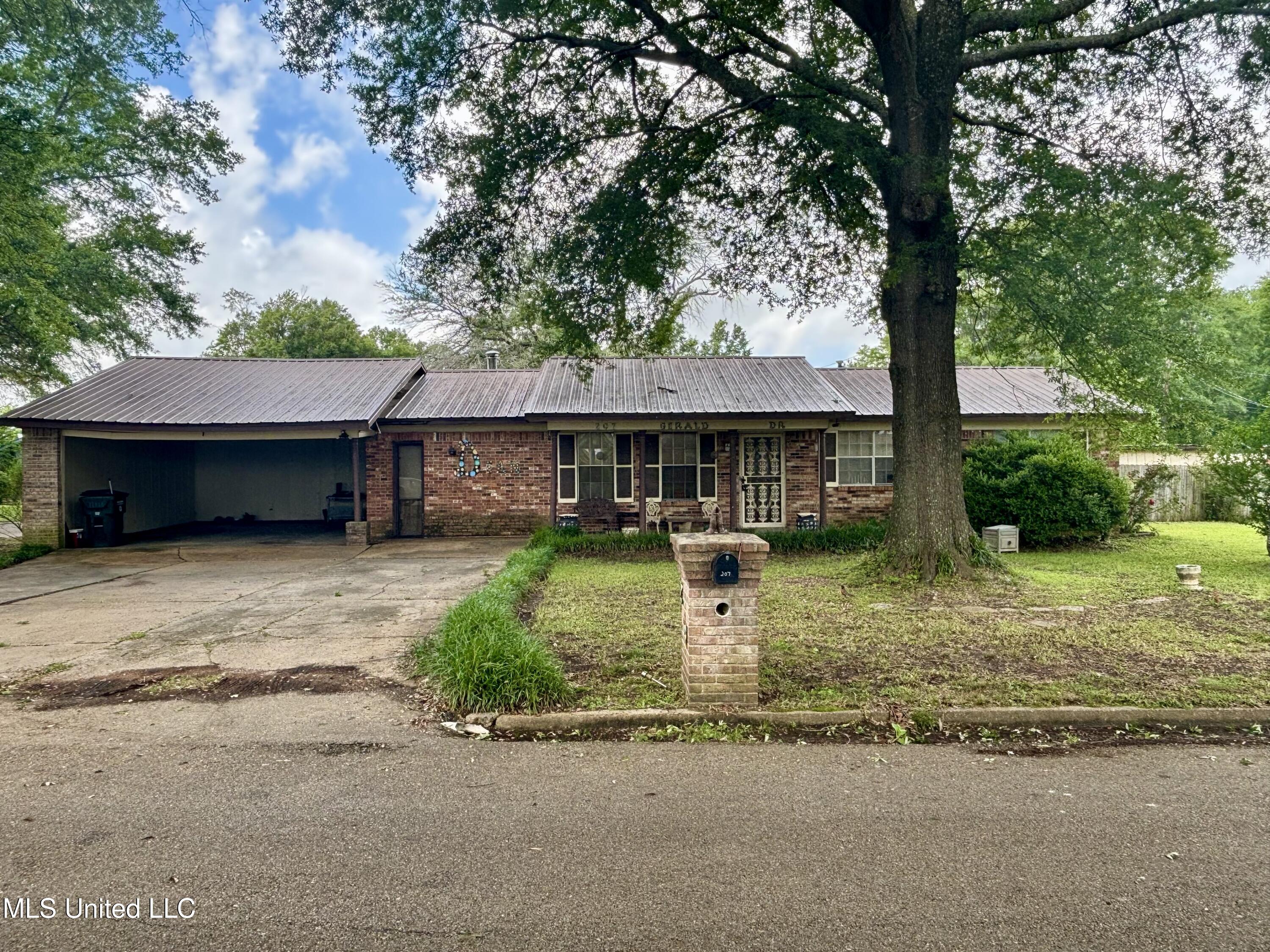 207 Gerald Drive Property Photo 1