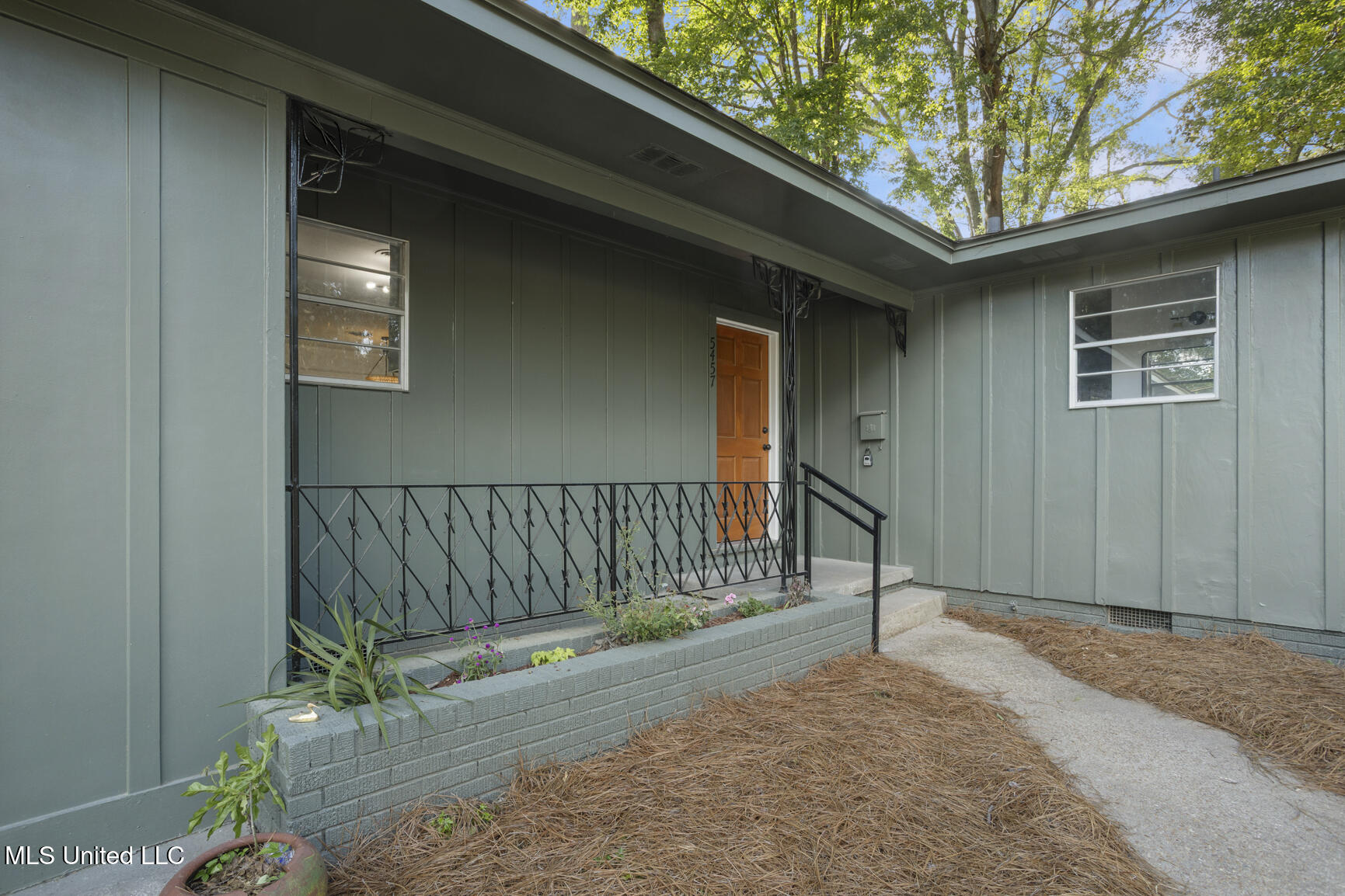 5457 Suffolk Drive Property Photo 3