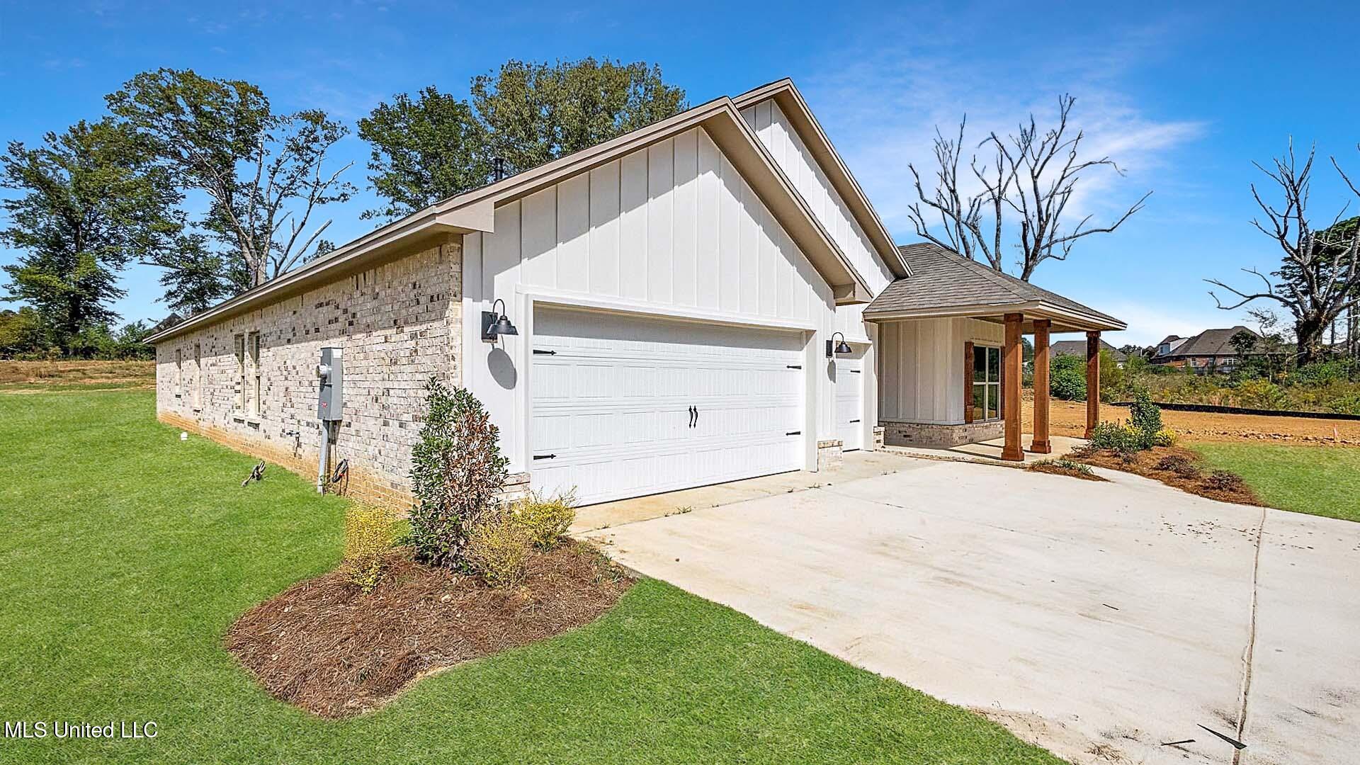 202 Saratoga Springs Avenue Property Photo 2