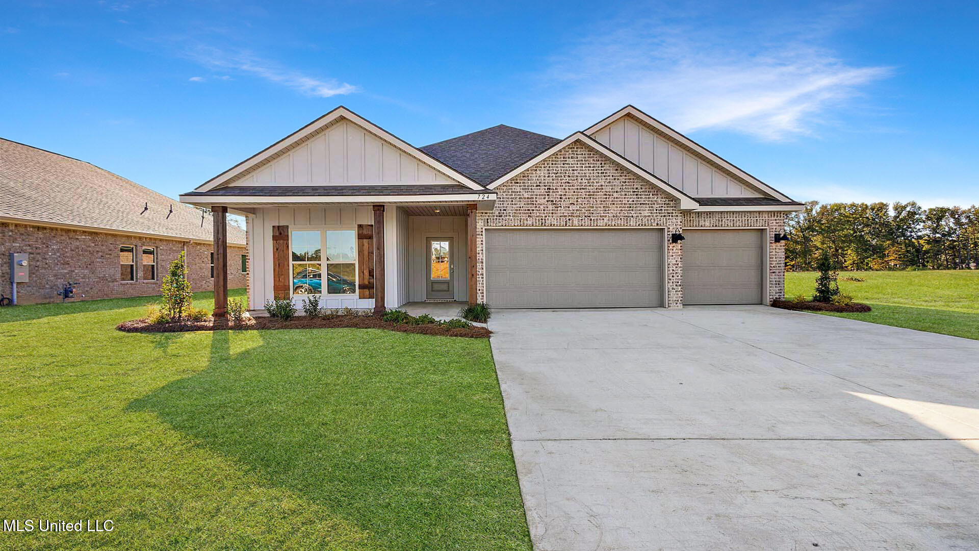 724 Honeysuckle Loop Property Photo 1